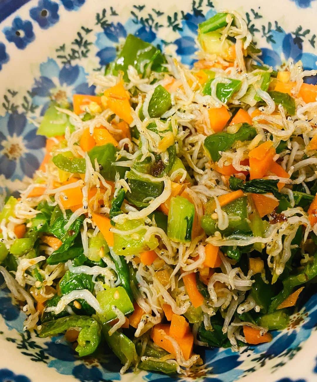 中村祥子さんのインスタグラム写真 - (中村祥子Instagram)「免疫力を高めるためにも、そして 美味しいものを食べて幸せ笑顔☺️😆が 自然と湧きでてくるように✨🍀 @slcreations_official の食材や調味料に助けられながら、そしていろんな方々のアイデアを真似させて頂きながら、新しいメニューに挑戦👍👍手抜きの日も、 もちろんあるけれど😂そんな時は男飯💪💪野菜をたくさん食べてほしいと思うとよく食べる炒飯を作るけれど、どうも味付けが… 🤔皆さんは、どのような味付けをされますか？ #栄養#美味しさ#考える#挑戦#味付け」4月25日 16時54分 - shoko_officialpage