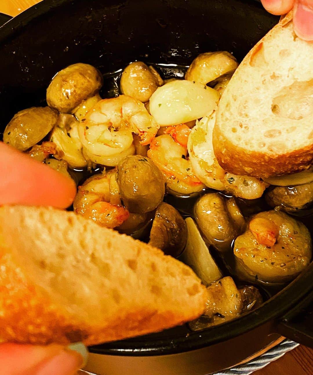 中村祥子さんのインスタグラム写真 - (中村祥子Instagram)「免疫力を高めるためにも、そして 美味しいものを食べて幸せ笑顔☺️😆が 自然と湧きでてくるように✨🍀 @slcreations_official の食材や調味料に助けられながら、そしていろんな方々のアイデアを真似させて頂きながら、新しいメニューに挑戦👍👍手抜きの日も、 もちろんあるけれど😂そんな時は男飯💪💪野菜をたくさん食べてほしいと思うとよく食べる炒飯を作るけれど、どうも味付けが… 🤔皆さんは、どのような味付けをされますか？ #栄養#美味しさ#考える#挑戦#味付け」4月25日 16時54分 - shoko_officialpage