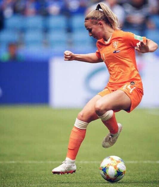 ジャッキー・グローネンのインスタグラム：「Happy birthday @johancruyff 🧡 voor altijd trainen naar je voorbeeld.  Een kleine ode aan de #Cruyffturn」