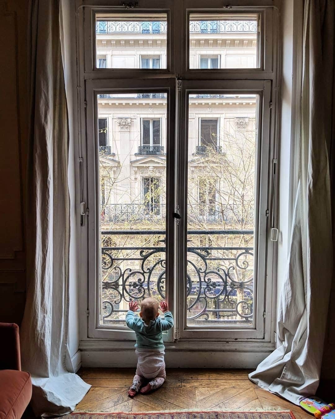 My Little Parisさんのインスタグラム写真 - (My Little ParisInstagram)「Lèche-vitrines. 🇬🇧: Window watching is the new window shopping. (📸 @caitlinraux)」4月25日 17時04分 - mylittleparis