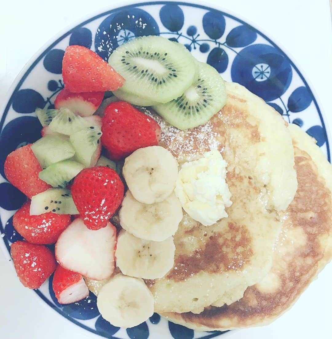 宮﨑真実さんのインスタグラム写真 - (宮﨑真実Instagram)「いや誰が食べるんこの量😂作って気づいたよね。私今…ご飯が食べたい。下のやつはメイプルシロップふいたよ。🙄明日の朝用だな🤔  #佐藤が食べる量 @satoaya_ncc  #佐藤が作ったパンケーキ見て触発されたよ🥞え？👂見たいって？ #おうちカフェ #韓国カフェ #ホットケーキ #パンケーキ #佐藤 #フルーツ #白山陶器 #波佐見焼 #長崎 #nagasaki #cafe #cafestagram #stayhome #みんなでつくる高総体」4月25日 16時56分 - miyazakimami.spocom