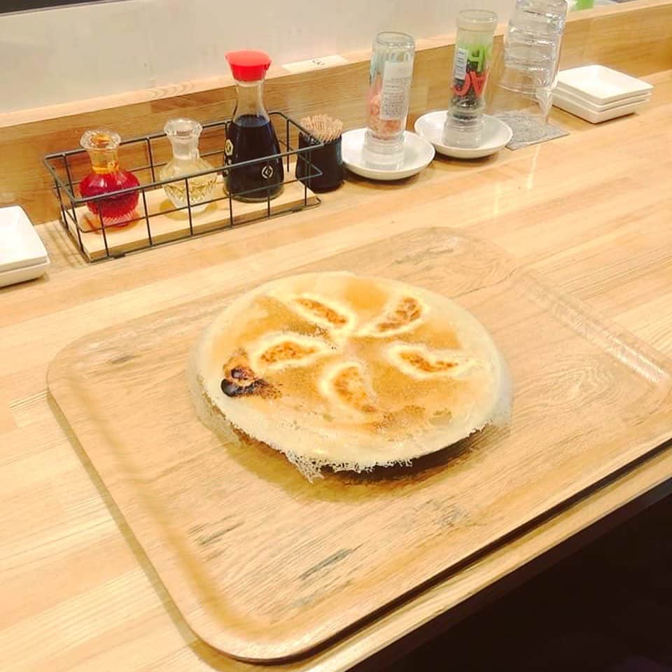 横山エリカのインスタグラム：「この後18時からはソシエダ・ガストロノミカのお時間です🍴🍾🧄 今回は奥深いギョウザの世界へとお招きします🥟🍺 是非J-WAVEにチューンインお願いします😌」