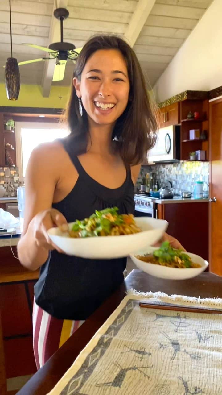 メロディー洋子のインスタグラム：「Easy as Vegan Pad Thai as practiced and perfected with my girl @kimberz_ 😘🇹🇭 1. Chop up any veggies that you love to eat! I like choosing a variety of veggies and colors or whatever I have left in the fridge. 😁 2. Sauce is 1:1:1 Sesame seed oil, soy sauce, and lime juice mixed together then add brown sugar to your liking. I recommend starting with 1-2 spoonfuls of sugar and taste to adjust. (For this 2 person meal I used 1/3 cup for each of the liquids and had plenty of sauce.) 3. Stir fry all veggies in sesame seed oil.  4. Boil water and cook Pad Thai rice noodles.  5. Carefully chop peanuts and roast in a pan with no oil. (This is quick so be sure to keep an eye on the nuts when cooking.) 6. Add strained pad thai noodles to the stir fry and pour half of the sauce into the pan. Stir to mix the sauce in.  7. Add the second half of the sauce and cook for a little longer until you are drooling from the delicious smell. 🤤 8. Serve with cilantro and roasted peanuts. 9. YUM YUM YUM TIME TO EAT! 🎉😍🍲🇹🇭💛 This is one of my favorite dishes to make and serve. It is so satisfying and always hits the spot and so much more! Although I have made mine vegan, you can always add more veggies or whatever you like to it and make it your own! The sauce is the star of this recipe so I hope you enjoy it as much as I do! *As with cooking, please be careful and safe in the kitchen and when using the stove and knives! 😉👍 #foodiefriday」