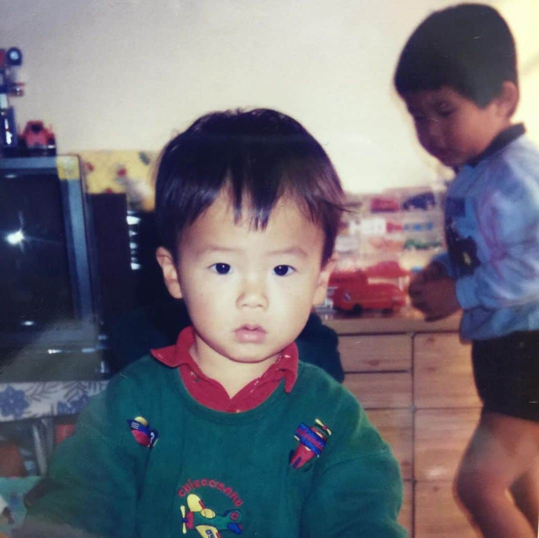 のインスタグラム：「何年前だろう…27年くらいまえかな？ #幼少期　#昔を振り返る #可愛いな　#自分の子ども達そっくり #幼少期バトン　#1日限定　#次は誰にしよう from @yucci411」