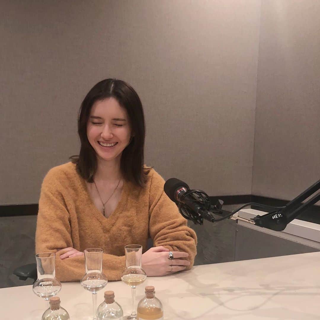 市川紗椰さんのインスタグラム写真 - (市川紗椰Instagram)「今週のTRUME TIME AND TIDEのゲストはファンクバンドScoobie Doのドラマー兼マネージャーの﻿ オカモト"MOBY"タクヤさんです。﻿ 本来であれは25周年ツアー中のMOBYさんには、ライブができない状況の中で音楽業界が強いられている進化から、メジャーリーグやラーメンのお話まで、幅広いお話を伺いました。﻿ ご自宅からのリモート出演だったので、ツーショットを撮れず…代わりに(？)MOBYさんのアフロの元ネタだったボブディランとの一枚を。﻿ 無理があるかしら。﻿ ﻿ 毎週土曜 J-WAVE 「TRUME TIME AND TIDE」﻿ 21:00〜﻿ Radikoで聞き逃し再生もできます。﻿ ﻿ メールもお待ちしています。﻿ ﻿ @jwavetimeandtide﻿ @moby_scoobiedo﻿ #moby さん ﻿ #scoobiedo﻿」4月25日 17時06分 - sayaichikawa.official