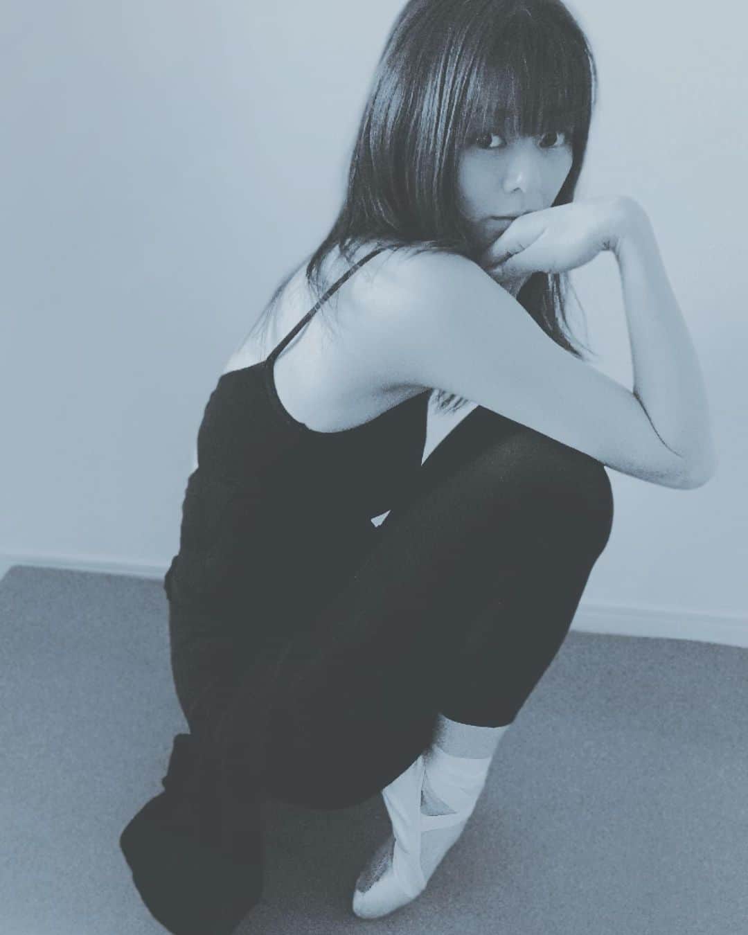 えれなさんのインスタグラム写真 - (えれなInstagram)「自宅用のリノリウムを購入した事もあって @cherie_1001_ballet  #オンラインバレエレッスン　後にトゥシューズを少し履いてみました😌🩰 1年前の4月、5月あたりに背中痛めてから履いてないような、、、😅 ちょっと記憶にないんだけど。笑笑  バランスとる練習してみたり✨  やっぱりこの感覚は履かなきゃ分からないな〜  これから少しずつまた履いてみよう💜  #ballet #toeshoes  #おうちでバレエ #えれな」4月25日 17時08分 - elena1982312