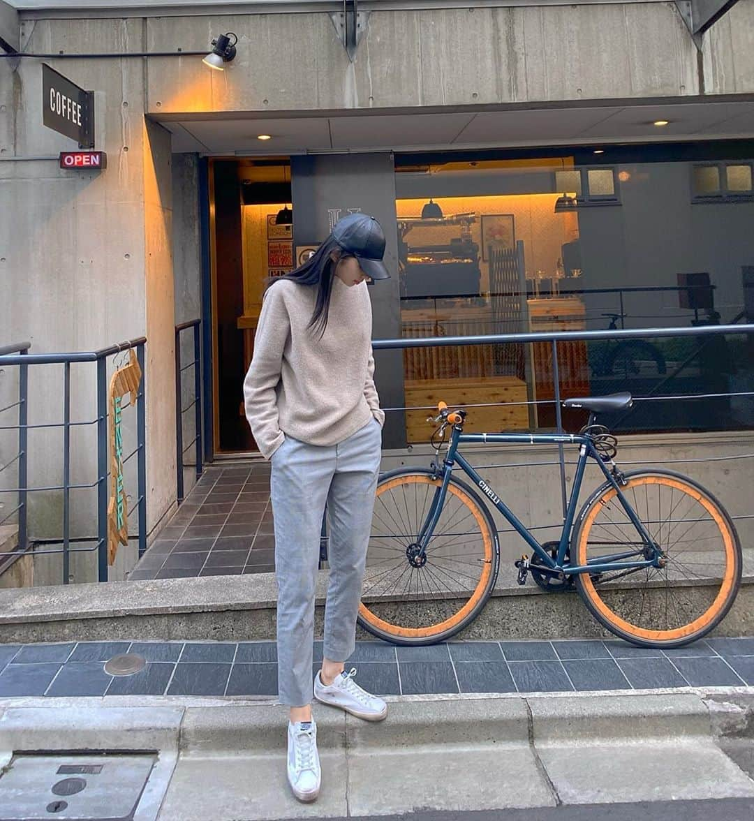 伊藤友奈さんのインスタグラム写真 - (伊藤友奈Instagram)「After cycling 近所。テイクアウト。　 密に気をつけてマスクしてました😷  最近は春の食材を送っていただいたので 料理の時間を楽しく過ごしています。 . 母が送ってくれた去年の本屋大賞の そして、バトンは渡された を読んでいます。 . おすすめの本があれば教えてください！ . #バナナラテ#激ウマ #cafe#coffe#fashion#ootd#simplecode#cos#goldengoose#sneaker#newkicks#cineli#自転車女子#スニーカースタイル#ファッション#シンプルコーデ#コーディネート#ゴールデングース#ユニクロ#チネリ#白スニーカー#運動#読書」4月25日 17時08分 - youna.ito