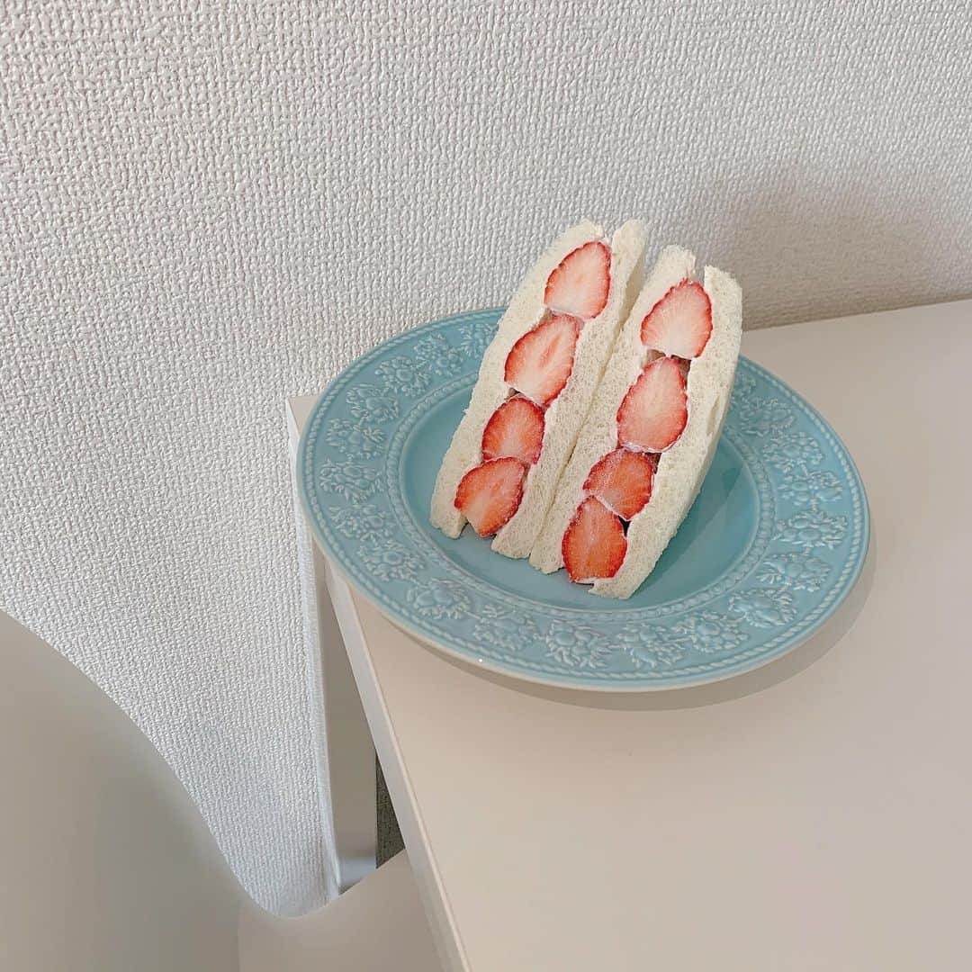 斉藤優里さんのインスタグラム写真 - (斉藤優里Instagram)「どうしても苺サンド食べたくて﻿ この時間を活用して作ってみたよ💕﻿ ﻿ じつは生クリームの泡立てが﻿ 全然うまくいかなかったり﻿ 苺の断面図が綺麗に見えなかったりで﻿ 3回も作り直したの（笑）﻿ 私の3回も作り直す根気もほめて（笑）﻿ ﻿ でも、3度目でなんとか﻿ 形になれて良かった！😂﻿ ﻿ お菓子作るのってやっぱり大変！﻿ うまく作れる人本当に尊敬する♡﻿ ﻿ ﻿ ﻿ #斉藤優里 #ゆったん﻿ #たんたんたんゆったんたん( •ㅈ• )﻿ #おうち時間 #stayhome ﻿ #ゆったんのお料理日記﻿ #おやつ #苺 #苺サンド #🍓」4月25日 17時11分 - yuuri_3ito