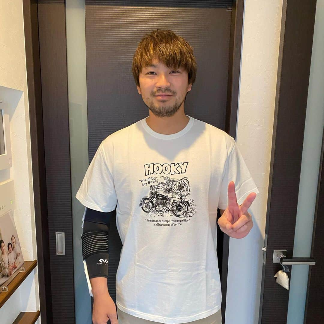 田島慎二のインスタグラム：「早速注文したTシャツ届きました😆 @hooky.official  俺だけ白だけど、ソブさんと準規と又吉と色違い笑 #hooky #祖父江大輔 #伊藤準規 #又吉克樹」