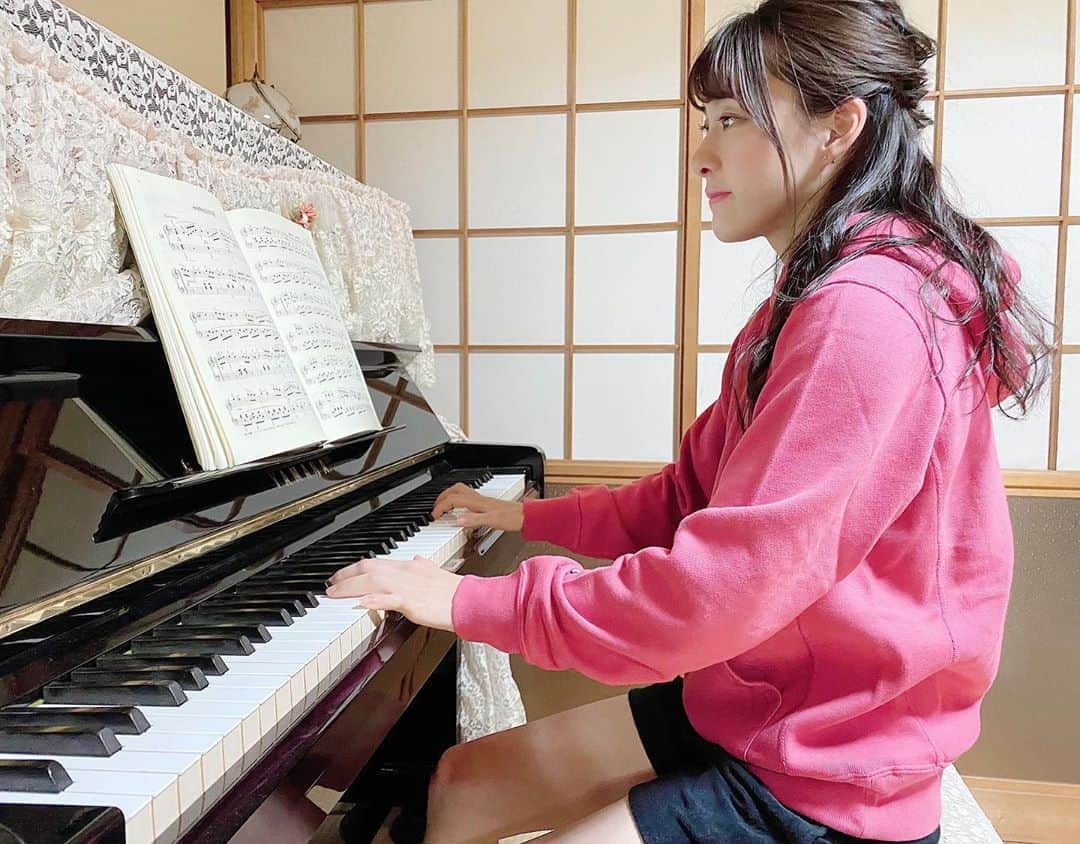 大田理裟のインスタグラム：「最近のわたしの趣味はピアノを弾くこと☺️﻿ ピアノ弾いてると時間があっという間に過ぎてる❤︎﻿ ﻿ #stayhome #🏠 #piano #ピアノ #おうち時間﻿ #学生の頃は学校行事で伴奏してた #今は全然弾けない😂」