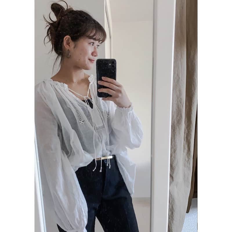 naho_7のインスタグラム：「. ネットやら何やらお洋服いっぱい買って 春のおでかけ準備万端やで。 このブラウス透け感とシルエット可愛すぎて 早く着たいのに今んとこ仕事くらいしか予定ない。泣 #おうちファッションショー」