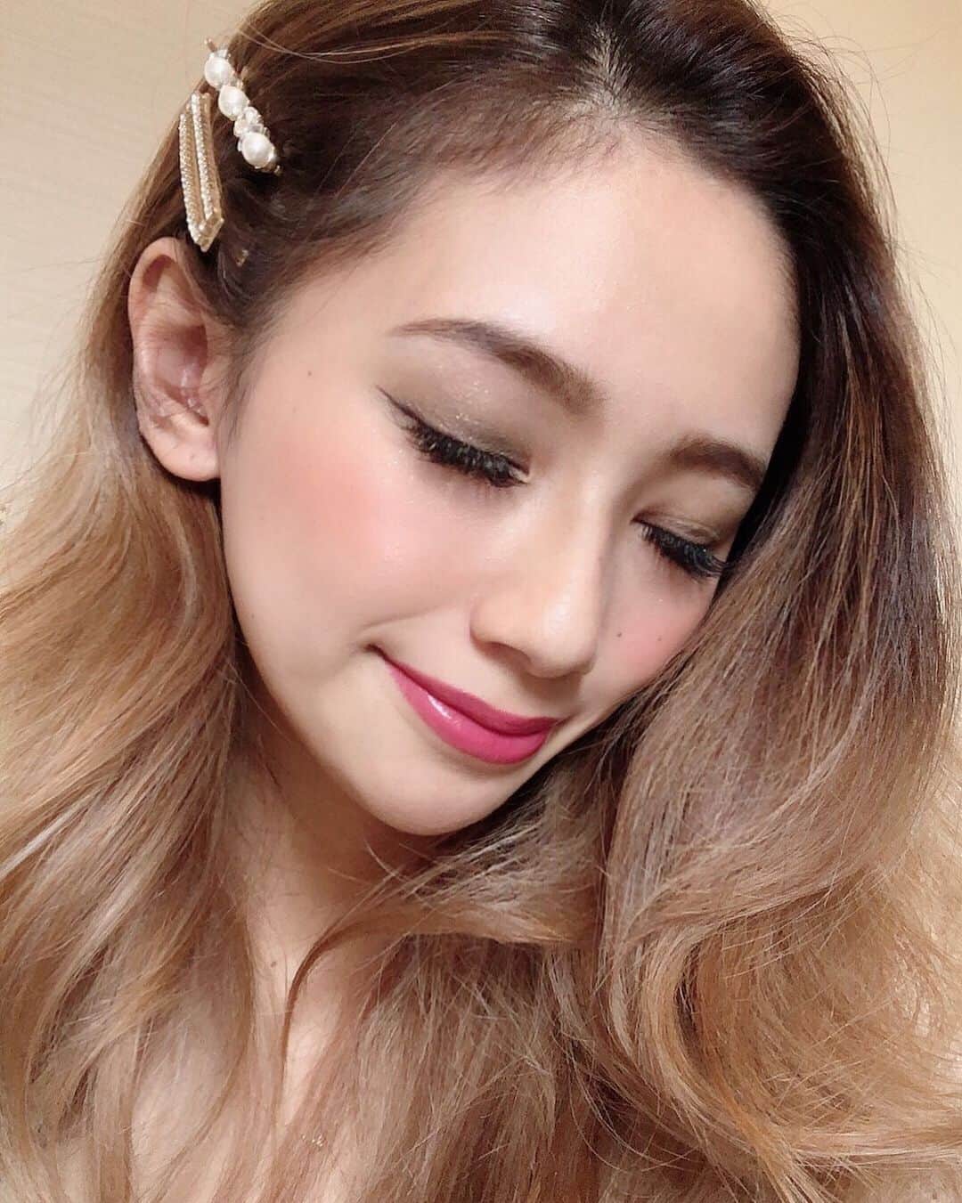 椿彩加のインスタグラム：「. おっはよ☀️ めっちゃ天気いいっ💕 . 今マツエクがそろそろやばい。 こんなにしっかりついてたのに 今スカスカすぎて写真も撮れない📷笑 . 自まつ毛を伸ばすかなぁ〜 . #stayhome #selfie #わたしの #まつ毛はどこへ #マツエク #いつ #リペアできるかな #って #考えてたら #また1本取れて #落ちてきた #まつ育 #がんばります」