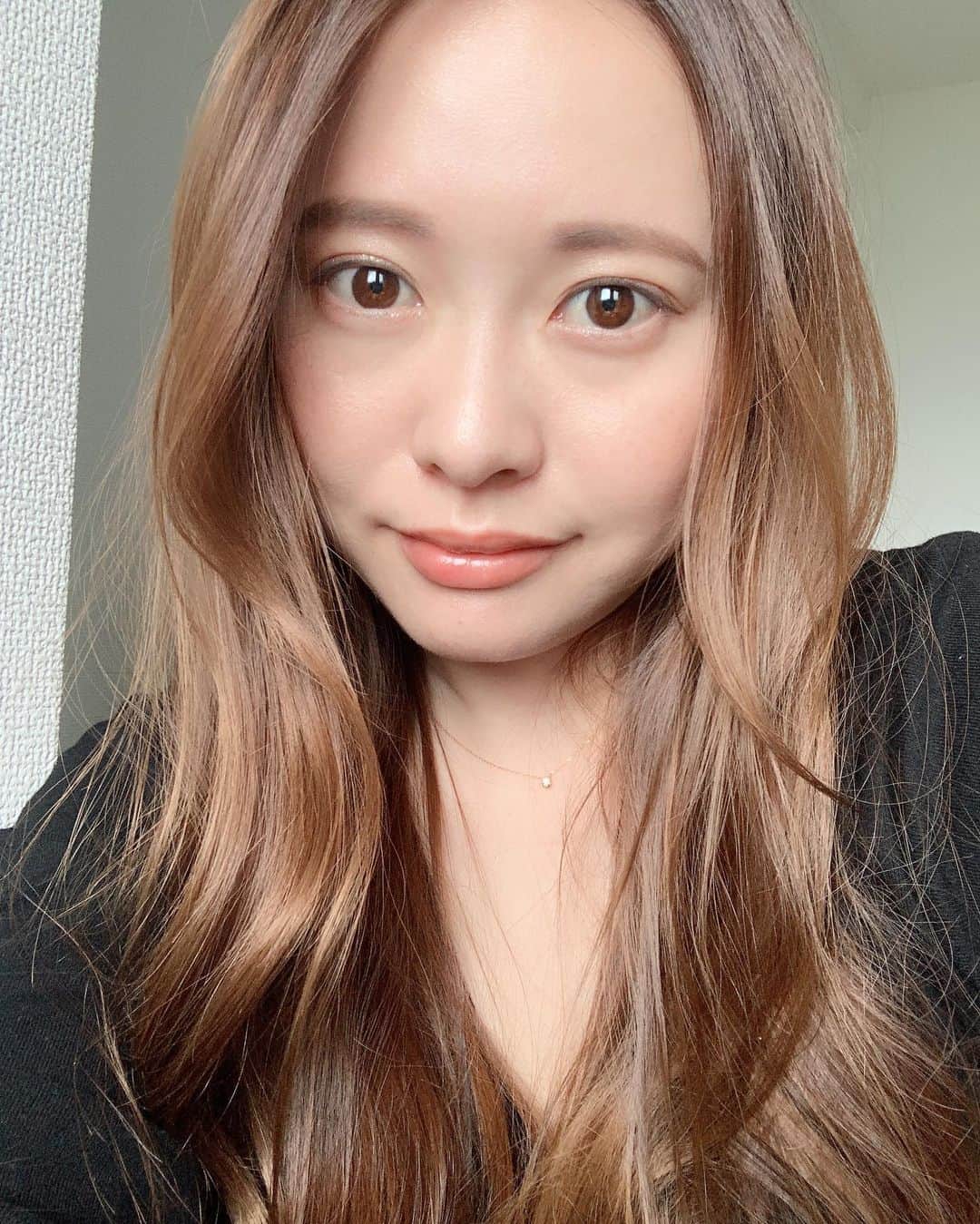 神尾美沙のインスタグラム：「👩‍💻﻿ ﻿ #リモートメイク ﻿ ﻿ 1ヶ月のリモート期間で﻿ なんとなく記録してたメイクたち。笑﻿ ﻿ とにかくWeb MTGは﻿ ナチュラルメイクだと不健康に見える😨﻿ ので、リップは濃いめにすることが増えた！﻿ 発色重視でMACの使用率が急上昇↗️﻿ ﻿ それかアイシャドウを濃い色にするか﻿ 眉毛をしっかりめに描いて﻿ シェーディングでメリハリつける！﻿ ハイライトでツヤ感出すのはマスト◎﻿ ﻿ ﻿ 変わりに、クレンジングが早くなるし﻿ 付けても付けなくてもあんま分かんないから﻿ マスカラはほぼ付けなくなりました🧴﻿ ﻿ ﻿ ﻿ 髪の毛はとりあえず巻いた方が﻿ ちゃんとしてる風出るのと﻿ 自分のテンションもあがるから、﻿ 3日目あたりからほぼ巻くように。﻿ ﻿ 前髪だけなんとかなってれば﻿ 後ろは適当でも大丈夫🙆‍♀️笑﻿ ﻿ ﻿ 仕事スイッチ切り替えられるし﻿ これまでやってなかった組み合わせが可愛いと﻿ 1日の気分もあがるから﻿ メイクが好きで良かったなぁ…☺️♡﻿ ﻿ ﻿ ﻿ #メイク#コスメ#春メイク#メイク記録#オレンジリップ#ツヤ肌#ツヤ肌メイク#シェーディング#リップメイク#アイメイク#リモートワーク#web会議#在宅勤務」