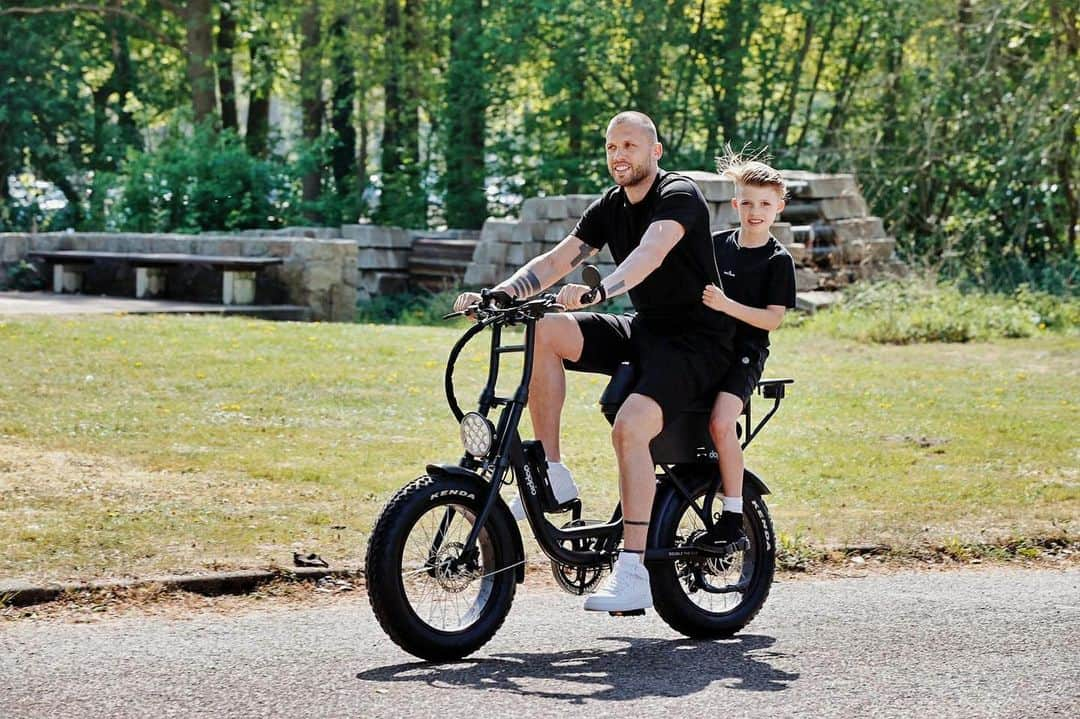 ヨニー・ハイティンハのインスタグラム：「Mannenuitje. Samen op de fiets Bordje voor onze Helden bezorgen. 💪🏽🙏」