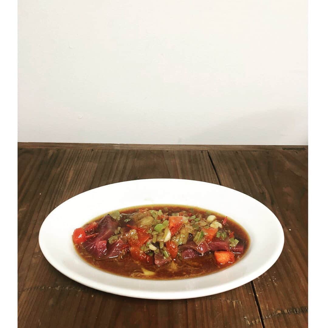 山本千織さんのインスタグラム写真 - (山本千織Instagram)「今月始めにタリアータの撮影をやって以来、残ってる野菜や薬味を使って少しずつソースを変えながら気軽にタリアータを作るようになった。、と思っていたら今週一日置きに作って食べていた。。。 （やば） 茄子と生山葵・オクラと大葉茗荷・ほうれん草とチーズ・葱トマト」4月25日 17時22分 - chiobenfc