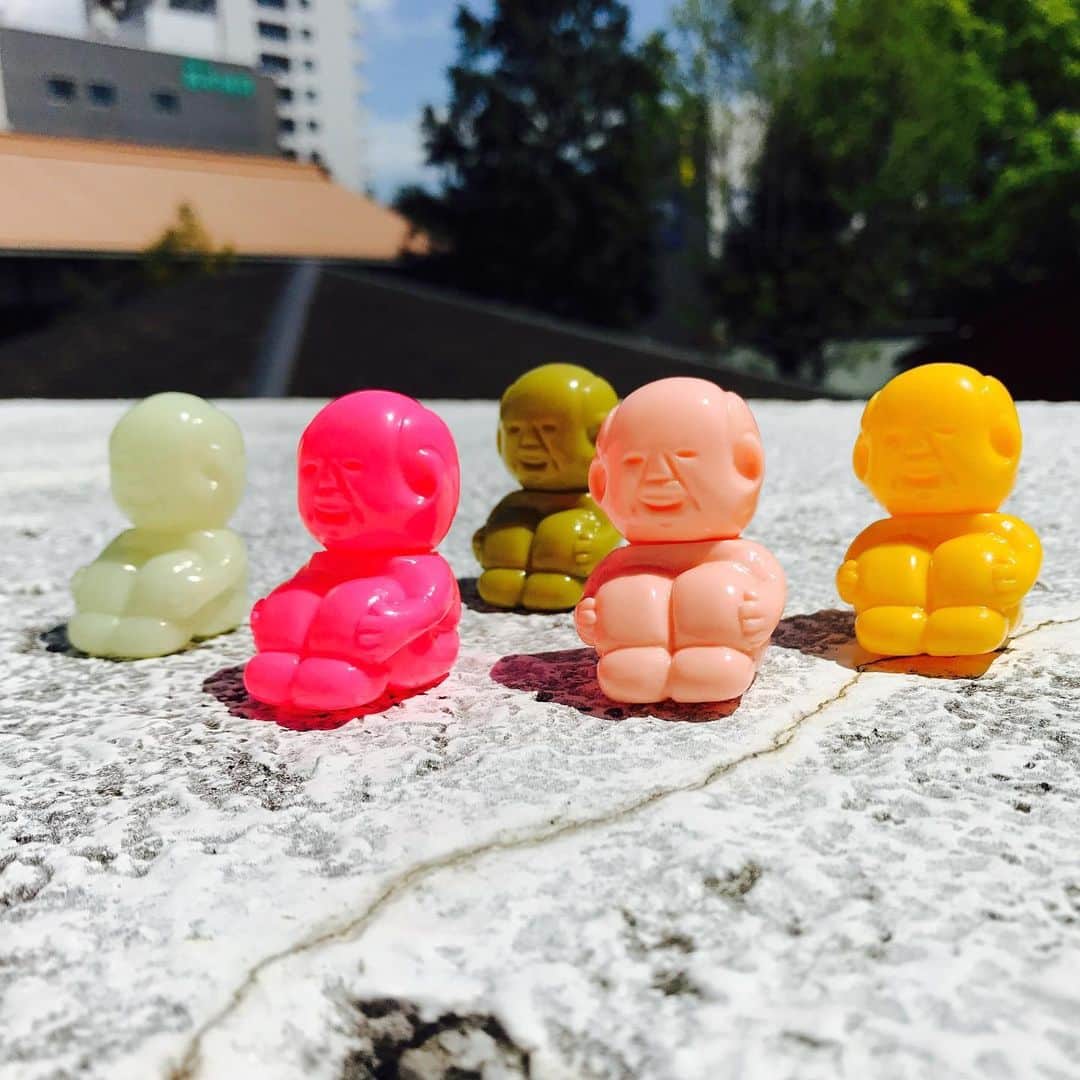 デハラユキノリのインスタグラム：「お座りサトシ君 sitting SATOSHI しばらく展示が無さそうなのでネットでセット売りからやっていこうかと思います。 #deharayukinori  #デハラユキノリ  #satoshiyamamoto  #サトシヤマモト」