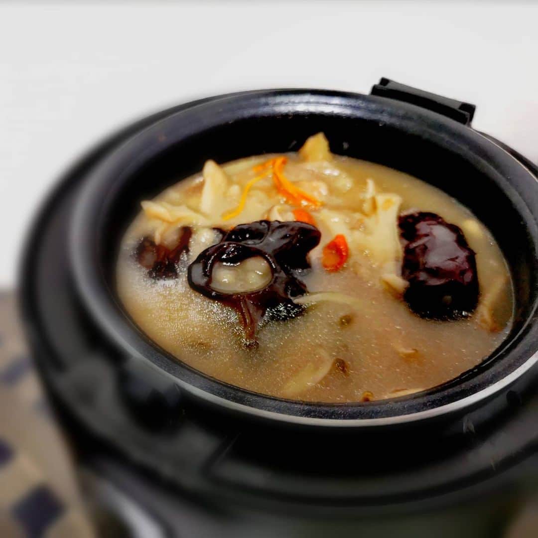 大久保愛さんのインスタグラム写真 - (大久保愛Instagram)「#料理リレー  料理家の脇雅世さんが発起人の簡単に家庭でできる料理リレーのバトンが 福岡薬院にあるフローリッシュの@pasteria_flourish 西田さんから届きました😊 世界・日本中の契約農家から直接仕入をしていて、超素材にこだわっているイタリアンのシェフです✨早くまた食べたい(*^^*) さて、私は薬膳によせた料理を紹介したいと思います。免疫アップ、美容にもよい食べ物の定番参鶏湯です。 炊飯器で作ります。なので、材料を炊飯器にいれて蓋したら完成です。 誰でも作れます。しかも、参鶏湯の味付けは基本塩なので、味付けも失敗することはないという素晴らしい料理です。 【材料】四人分 ●もち麦  10g ●水  1.5合分 ●手羽先  4本 ●塩  お好みで ●生姜  たっぷり ●ニンニク　お好みで ●お酒  大さじ2 ↓お好みでアレンジしてください 舞茸 昆布 くるみ 切り干し大根(高麗人参のかわりになりそう) 干し椎茸 ごぼう ↓あれば本格的 松の実 クコの実 なつめ 冬虫夏草 (●の材料だけマストで他は好きなもの入れてください) 【作り方】 ①お肉に下味をつけ、材料をすべて炊飯器にいれて、普通に炊く。 ②炊き上がったら写真２のようになるので、お湯をスープぽくなるまで、お好みでいれる。 ③10分保温して蒸らす。 ④塩胡椒で味整えて食べます。  鶏はほぐれてもち麦はとろみをだしよい感じになります✨  お米でもよいですが、もち麦は水分をめちゃくちゃ吸うので膨らんで満足感があります。しかも、水に浸したり洗ったりする手間も要らないので楽。 さらに、水入れすぎても時間たつと吸ってくれるので、失敗しないです。食物繊維もすごくおおくて、βグルカンが血糖値の上昇もおさえてダイエットにもよいです✨  ちなみに、宣伝なっちゃいますが、今Makuakeでだしてる商品「あいかこまち」の和漢ごはんの素はもち麦10gとたっぷり生薬入ってるので、炊飯器に素と手羽先いれて炊いたら完成です😊  大型連休は家から出ちゃいけないので、時間をもて余す人はぜひチャレンジして健康なってくださーい(*´∀｀*) 次のバトンは、お世話になっている方お二人に渡します✨ @chefvillageosaka  フレンチのシェフで大阪で活躍されている辻さんです(*^^*) 今のおこもりライフにピッタリな家庭で本格フレンチが作れるトリュフソースなど様々なソースもプロデュースされています。  @akasaka_choron  そして、もう一人は赤坂ちょろん。の和食のシェフなみへーさんです(*^^*) 素材の組み合わせが絶妙でいつも全種類食べたい気持ちになります。旬のものを少しずつたくさんの種類楽しませてもらってます。テイクアウトもしてます✨  #うちで過ごそう #stayhome #料理リレー2020 #cookingrelay  #薬膳 #薬膳料理 #薬膳レシピ #薬膳料理家 #薬膳料理研究家 #免疫アップレシピ #国際中医師 #薬剤師 #漢方薬剤師 #漢方 #生薬 #食薬 #食薬ごはん #食薬習慣 #あいかこまち #参鶏湯 #サムゲタンレシピ #ジャーレシピ #大久保愛 #食薬事典 #食薬レシピ」4月25日 17時28分 - aivonne85