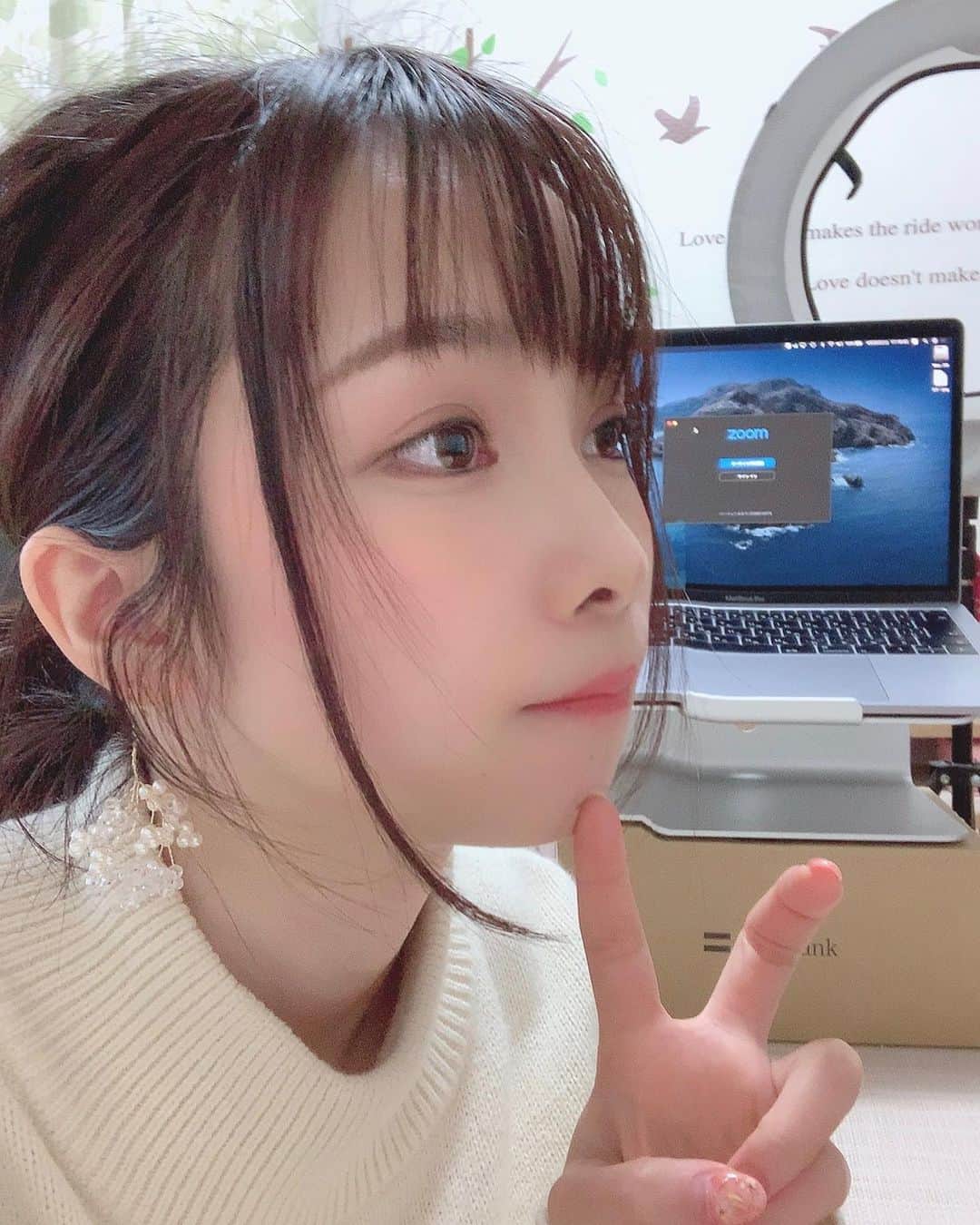 さくまみおのインスタグラム：「最近オンライン打ち合わせが増えて来ました。 何事もいまだに手書きが落ち着く私もちょっとずつ慣れてきたぞ〜ᕙ( ˙-˙ )ᕗ  #zoom #打ち合わせ #YouTubeLIVEのおかげでライティングは完璧 #安定のダンボール #さんくすSoftBank #久々のフィード投稿 #映え作るの疲れた #生活感しかない#コメント見て気づいた#Ulikeの盛れる機能がPCまで盛ろうとしてる笑」