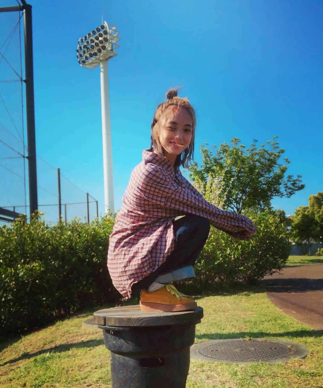 中山来未のインスタグラム：「ハーフアップお団子×シャツ×デニム 🦒 (マスクはちゃんとつけてます)」