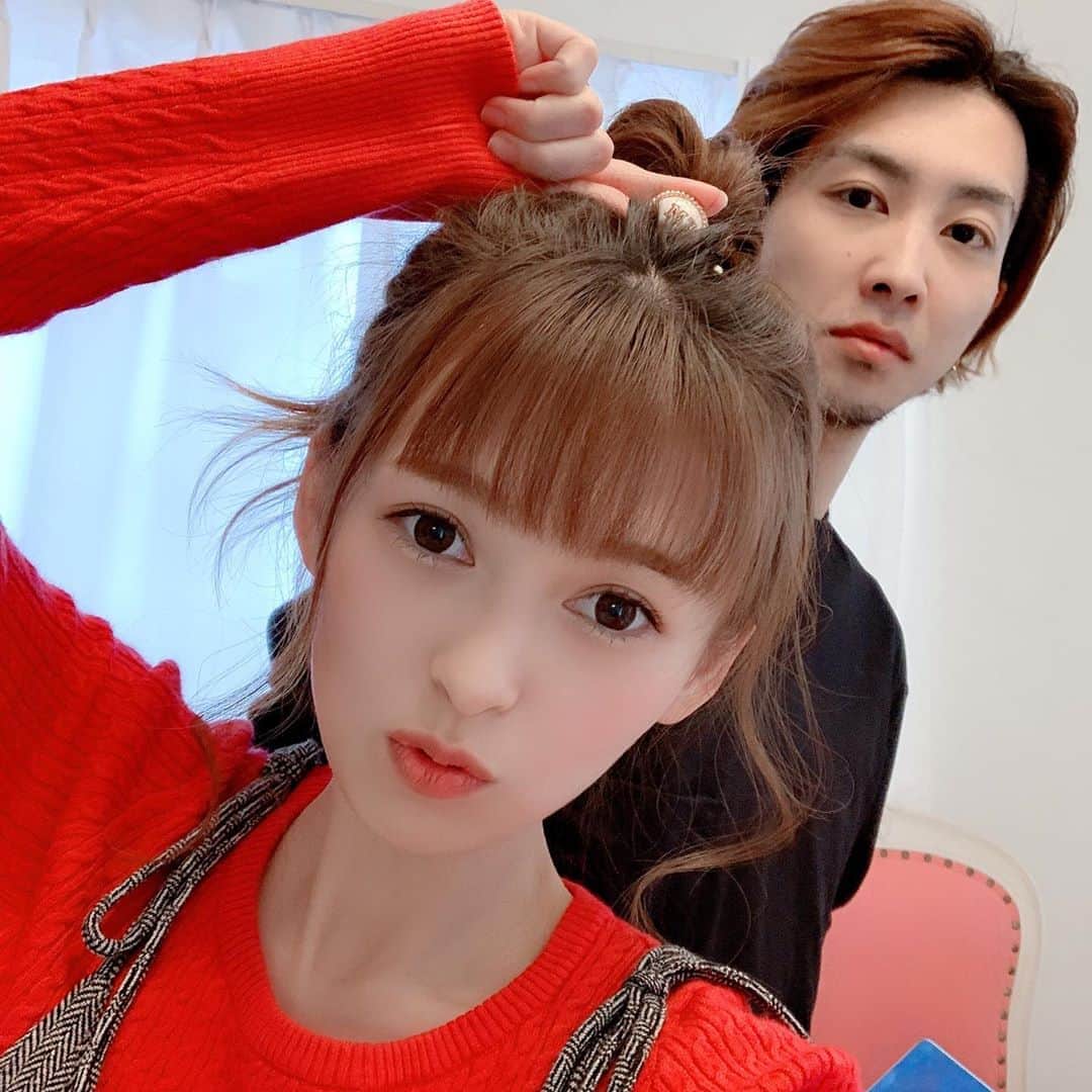 町田亜里香のインスタグラム：「みんなが大好きな❤️ #夫婦ショット  安定に逃げられてまーす🏃‍♂️笑 . . #夫婦 #自粛 #引きこもり生活  #在宅勤務 #時間にゆとりがある  #通勤時間ないっていいね #28歳夫婦 #パパママ」
