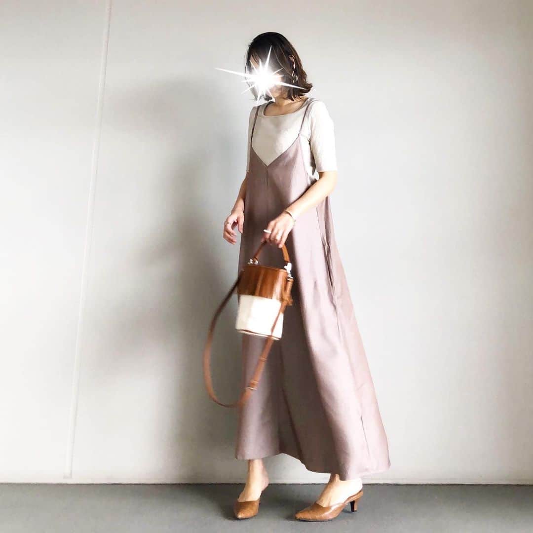 yu-coのインスタグラム：「先日の#code ・ ・ おうちで過ごす時間が増えてから ますます大好きになったキャミワンピ♡ ・ ・ ・ ツヤっとしたサテンで気分も明るく…ˊᵕˋ♡ ・ ・ tops: @uniqlo  bottom: @titivate bag: @ayako_bag  shoes: @amiami_shoes ・ ・ ⑅⃝詳しくはblogでご紹介しています → https://ameblo.jp/mainichi-okaimonobiyori ┈┈┈┈┈┈┈┈┈┈┈┈┈┈┈┈ #先日のコーデ #ママコーデ #きれいめカジュアル #大人カジュアルコーデ  #rakutenfashion #donoban #titivate #titivatestyle #キャミワンピ #ユニクロ #ユニクロコーデ #uniqlo #ayakobag」