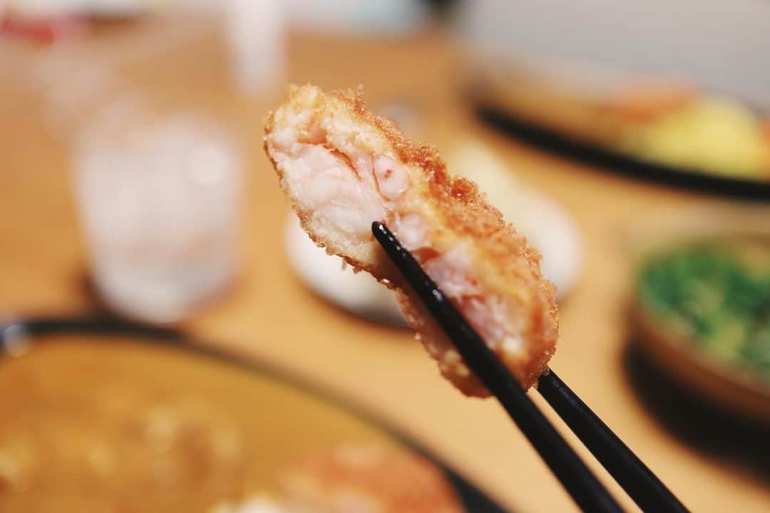 naoko tawaraのインスタグラム：「今日、#sukettonをアップしてくれていた方がエビカツを"まるいエビフライ"って言ってくれました。 まさに、それが一番伝わる表現な気がする。 @suketton_ehime のエビカツ、かなりぷりっぷりでエビ感強いんです。 海老のすり身にぷりぷりの海老とつなぎの無菌卵のみというシンプルな素材で仕上げています。 エビの食感がしっかり感じられます。 ソースをかけるのもおすすめですし、たっぷりタルタルソースかけてお召し上がりいただくのもいいですよ〜。 ぜひ一度お試しくださいませ〜。 @suketton_ehime のプロフィールURLよりオンラインストアに飛べます。  また先週より"Suketton"の定期便をスタートしています。 3000円、4000円、5000円の3つのセットを毎月〜3ヶ月の好きな週・曜日で選んでお届けします！ おうちにいる時間が多い今日この頃。 冷凍庫にストックしていると強い味方です。 おいしいて身体にもやさしい揚げ物を取り入れてみませんか〜？ 写真はこのあいだ我が家でしたエビカツカレー。 カレーもレトルトにしたから、片付けらくらくで、かなり満足のごはんでした。 カレーは前に @nicethingsmagazine さんのイベントで買った @nagasakigoto510 さんのビーフカレー。 このカレーがシンプルなんだけど出汁がきいてて旨味抜群で、そして何よりお手頃価格でびっくりしました。 旦那はチキン食べてたけど、そっちもおいしすぎた。 またたべたい。」