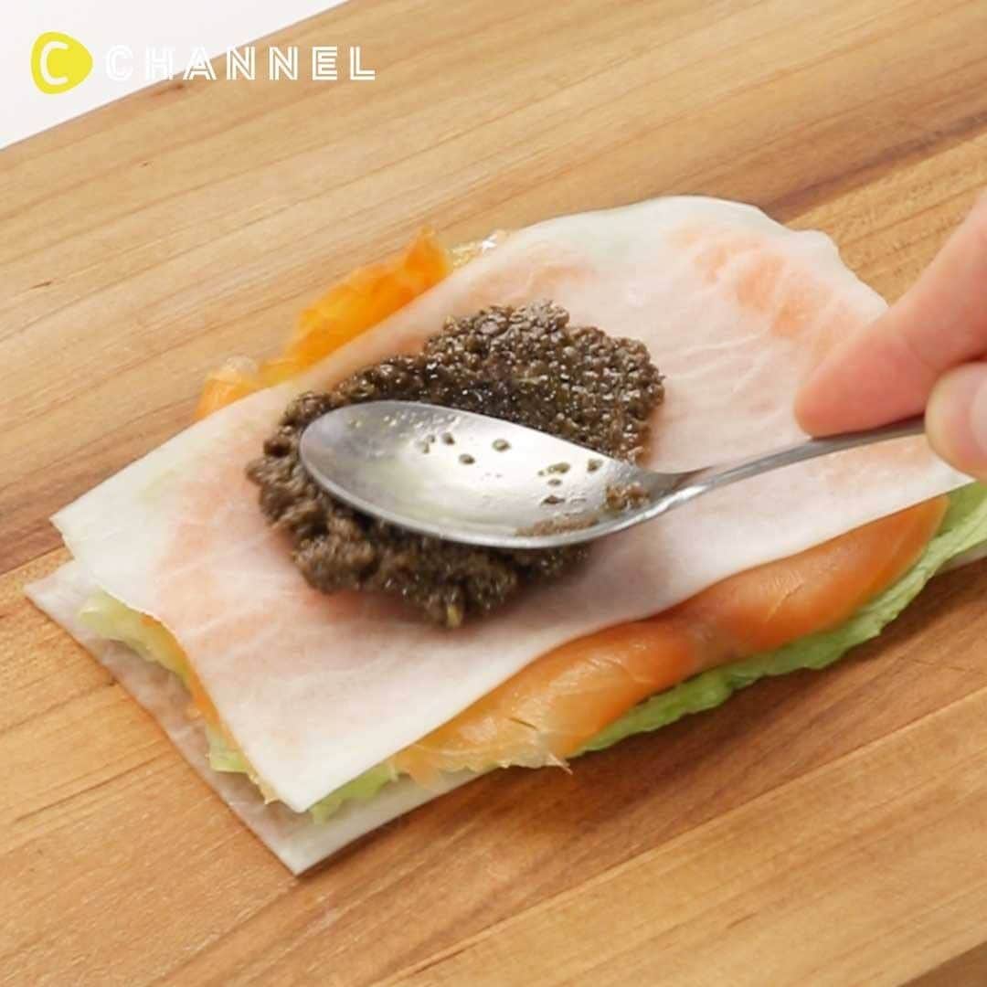 のインスタグラム：「スケルトンな大根でキレイめ前菜🥕 . Follow ME!! @cchannel_food Please check this account @cchannel_girls and C CHANNEL app! . . もしも、ホームパーティーを家でやることになったら…  そんな時まるでお店で出てくるようなキレイな前菜、お家で作れたらかっこいい!! それ、大根で結構簡単にできちゃいますよ？ . ■材料 編み編みバーニャカウダー ・大根…適量 ・塩…適量 ・きゅうり…適量 ・にんじん…適量 ・スモークサーモン…適量 ・紫キャベツ…適量 ・バーニャカウダーソース…適量 . 大根ミルフィーユ ・大根…適量 ・塩…適量 ・レタス…適量 ・スモークサーモン…適量 ・オリーブペースト…適量 ・ホタテ…適量 ・紫キャベツ…適量 ・エディブルフラワー…適量 . . ■手順 1. 大根、きゅうり、にんじんを縦に薄くスライスし、それぞれ塩をふって置いておく 2. 紫キャベツは千切りをし、塩で揉んでおく 3. 1のきゅうり・にんじんを同じ太さに切り揃え、格子状に編み込む 4. 3の編み込みを1の大根の上に乗せ、スモークサーモン、紫キャベツを巻き込む 5. 1の大根の上にレタス、サーモン、オリーブペースト、ホタテ、紫キャベツを挟む 6. エディブルフラワーを乗せて一口サイズにカットしてピックを刺す . 制作：三浦綺子 . . #料理 #手料理 #おうちごはん #お菓子作り #レシピ #クッキング #手作りスイーツ #デリスタグラム #お菓子作り好きな人と繋がりたい #料理動画 #前菜 #バーニャカウダー #ヘルシー #きれいになりたい  #food #foodie #delicious #cooking #f52gram #foodvideo #foodideas #funfood #colorfulfood #recipevideo #foodcraft #healthyfood #healty #antipasto #appetizer #salmon」