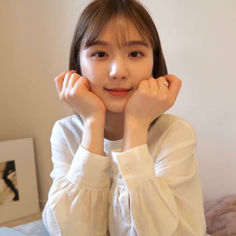 ひよんのインスタグラム：「🌼👖 ㅤㅤㅤㅤㅤㅤㅤㅤㅤㅤㅤㅤㅤ 今回はみなさんにお知らせです💓 この度、お洋服のオリジナルブランド 『9unq』(クアンク)をオープンすることになりました👗❤️ ㅤㅤㅤㅤㅤㅤㅤㅤㅤㅤㅤㅤㅤ 元々の『hiyon』のサイトは 期間限定っていうこともあったので 以前お知らせさせていただいた通り、 クローズすることになりましたが、 沢山の方に愛して頂いた結果、 このような新しい形で 再出発させて頂くことになりました😭✨！ ㅤㅤㅤㅤㅤㅤㅤㅤㅤㅤㅤㅤㅤ 『9unq』は韓国語で、 「꾸민듯 안꾸민듯 」 (クミンドゥッ アンクミンドゥッ)  という略語の 「꾸안꾸 」(クアンク) からイメージしてブランド名をつけました。 ㅤㅤㅤㅤㅤㅤㅤㅤㅤㅤㅤㅤㅤ 意味は「着飾っているけど、着飾っていない」。 例えると、白T➕デニムをさらっと着ているだけなのに オシャレにキマッているように見える というイメージです👚👖✨ 「ラフに着ることができて着心地がよいのに オシャレに見える」というお洋服たちを 『9unq』では、みんなにお届けしたいと思っています❤️ ㅤㅤㅤㅤㅤㅤㅤㅤㅤㅤㅤㅤㅤ 何ヶ月も前から準備をしてきたこの『9unq』。 いまはお家時間が多くて少し窮屈な日々が 続いているかもしれないけど、 『9unq』のお洋服で少しでもみんなにハッピーな気持ちとか、女の子のキラキラした気持ちを お届けできたらなと思ってます🥰💞！ ブランド名の通り、お家でも可愛くラフに着れるお洋服も たくさんあるので是非チェックしてみてね💖💖 ㅤㅤㅤㅤㅤㅤㅤㅤㅤㅤㅤㅤㅤ そして第2弾では、お家時間をメインにしたお洋服も 準備できるようにしてます😆🏡 ㅤㅤㅤㅤㅤㅤㅤㅤㅤㅤㅤㅤㅤ 9unqも沢山の方に愛されるブランドになれたら嬉しいです🥰❤️これからみんなの日常をハッピーにできるような お洋服を沢山お届けできるように頑張るので よろしくお願いします(^.^)❤️ ㅤㅤㅤㅤㅤㅤㅤㅤㅤㅤㅤㅤㅤ #9unq #9unqstyle #9unqコーデ #꾸안꾸 #クアンク #ひよん」