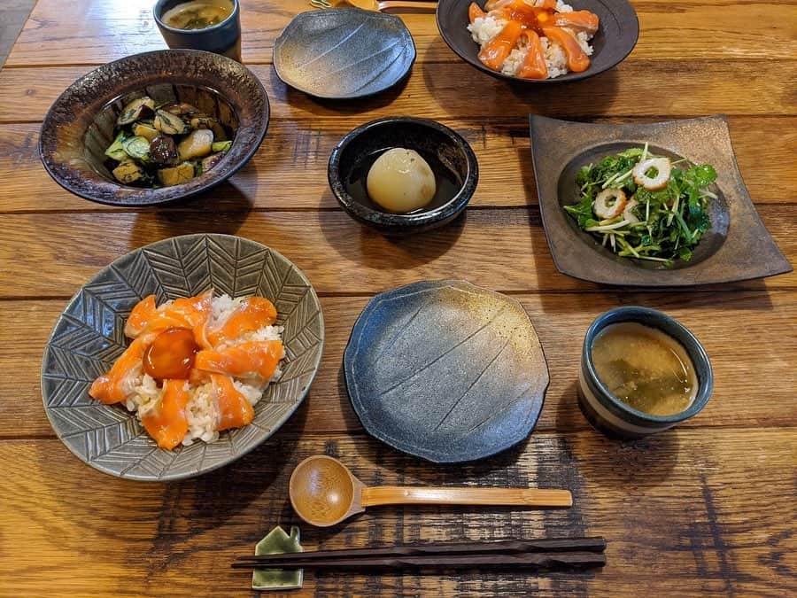 藤田敦子のインスタグラム：「ㅤㅤㅤ 【#blendakitchen 】 いつかの〜〜。 ㅤㅤㅤ ✔︎サーモンと黄身の漬け丼 ✔︎なすときゅうりの大葉魚醤炒め ✔︎玉ねぎベジストック煮 ✔︎三つ葉、クレソン、ホワイトセロリ ちくわの塩麹サラダ ✔︎味噌汁」