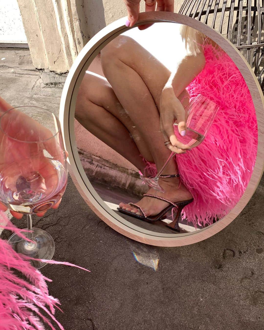 レオニー・ハンネさんのインスタグラム写真 - (レオニー・ハンネInstagram)「Happy weekend, my loves! 💕🤗🥂 Anzeige/Tags Let’s embrace it and dress up at home - I hope at least my neighbors enjoyed seeing a bit of pink fluff and sparkle on the balcony hahah 🙈 #AminaMuaddi #pink #ootd」4月25日 18時05分 - leoniehanne