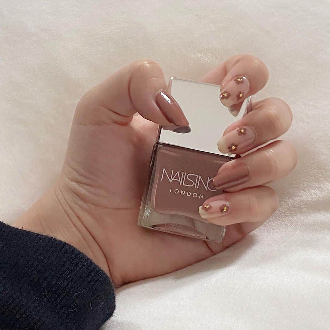 山出愛子さんのインスタグラム写真 山出愛子instagram 自粛期間 時間あるから毎日のようにセルフネイル これの前は このデザインの青にしてたの 友達からも可愛いって褒められたんだけど 上手じゃない まさかの手先が器用な愛子 Line Live