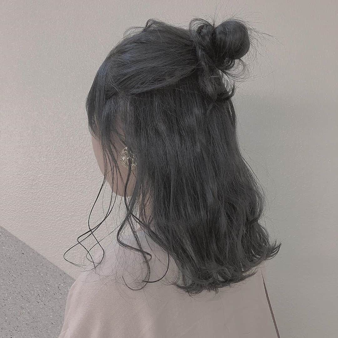 RiLiさんのインスタグラム写真 - (RiLiInstagram)「RiLi3周年アニバーサリーウィーク🎉🎉 本日のテーマは #RiLiっぽヘアアレンジ ❗ . フォロワーのみなさまに投稿いただいた素敵な作品たち🌼 たくさんの応募ありがとうございます😭🌷 . ここに載せきれなかったその他の応募写真は 👉 #RiLiっぽヘアアレンジ でCHECK😉 . . 🎁プレゼントキャンペーン🎁 RiLiオリジナルアイテムが15名に当たる😮❗ @rili.tokyo をフォロー＆対象のインスタ投稿に「いいね」するだけ💓 アニバーサリーウィーク開催中（4/20〜4/26）に 公開されたすべての投稿が抽選対象です。 たくさん「いいね」すると当選確率UP✌✨ この投稿も抽選対象なので、 ぜひ「いいね」して応募してね💌 . . Special Thanks💋 Photo by @1437yanyan @mi__sa___ @yun_cafe.0127 @misa_72697 @chamoopy @i.am_umi @nanana_ig @kotone9558 @___y_____n . . ※限定ステッカーの郵送は 5月中旬以降を予定しております💌 後日改めて、当選者にはDMを お送りいたします🍒🍈 . . #rili_3rd #ヘアアレンジ #簡単ヘアアレンジ #紐アレンジ #リボンアレンジ #お団子ヘア #ポニーテールアレンジ #編み込みヘアアレンジ #成人式ヘアアレンジ #結婚式ヘアアレンジ #二次会ヘアアレンジ #ハーフアップ #ラーメンマンヘア #ロングヘア #ミディアムヘア #ショートヘア  #おしゃれさんと繋がりたい #お洒落さんと繋がりたい #ファッション #ootd #홈카페 #홈카페스타그램 #옷스타그램 ##페션스타그램」4月25日 18時01分 - rili.tokyo