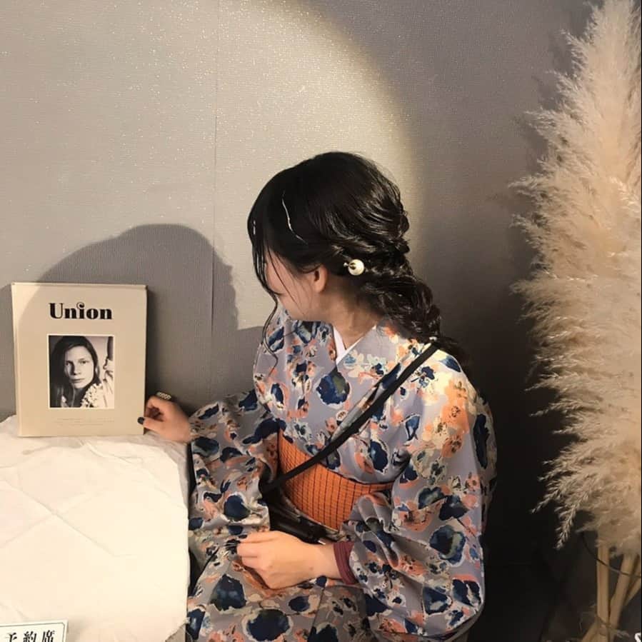 RiLiさんのインスタグラム写真 - (RiLiInstagram)「RiLi3周年アニバーサリーウィーク🎉🎉 本日のテーマは #RiLiっぽヘアアレンジ ❗ . フォロワーのみなさまに投稿いただいた素敵な作品たち🌼 たくさんの応募ありがとうございます😭🌷 . ここに載せきれなかったその他の応募写真は 👉 #RiLiっぽヘアアレンジ でCHECK😉 . . 🎁プレゼントキャンペーン🎁 RiLiオリジナルアイテムが15名に当たる😮❗ @rili.tokyo をフォロー＆対象のインスタ投稿に「いいね」するだけ💓 アニバーサリーウィーク開催中（4/20〜4/26）に 公開されたすべての投稿が抽選対象です。 たくさん「いいね」すると当選確率UP✌✨ この投稿も抽選対象なので、 ぜひ「いいね」して応募してね💌 . . Special Thanks💋 Photo by @1437yanyan @mi__sa___ @yun_cafe.0127 @misa_72697 @chamoopy @i.am_umi @nanana_ig @kotone9558 @___y_____n . . ※限定ステッカーの郵送は 5月中旬以降を予定しております💌 後日改めて、当選者にはDMを お送りいたします🍒🍈 . . #rili_3rd #ヘアアレンジ #簡単ヘアアレンジ #紐アレンジ #リボンアレンジ #お団子ヘア #ポニーテールアレンジ #編み込みヘアアレンジ #成人式ヘアアレンジ #結婚式ヘアアレンジ #二次会ヘアアレンジ #ハーフアップ #ラーメンマンヘア #ロングヘア #ミディアムヘア #ショートヘア  #おしゃれさんと繋がりたい #お洒落さんと繋がりたい #ファッション #ootd #홈카페 #홈카페스타그램 #옷스타그램 ##페션스타그램」4月25日 18時01分 - rili.tokyo
