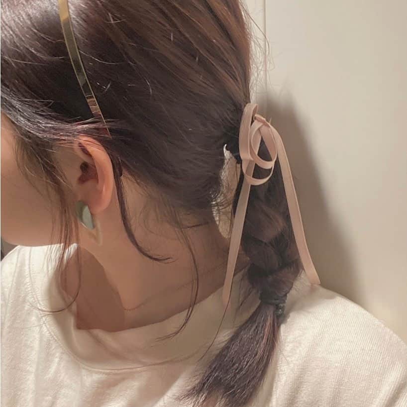 RiLiさんのインスタグラム写真 - (RiLiInstagram)「RiLi3周年アニバーサリーウィーク🎉🎉 本日のテーマは #RiLiっぽヘアアレンジ ❗ . フォロワーのみなさまに投稿いただいた素敵な作品たち🌼 たくさんの応募ありがとうございます😭🌷 . ここに載せきれなかったその他の応募写真は 👉 #RiLiっぽヘアアレンジ でCHECK😉 . . 🎁プレゼントキャンペーン🎁 RiLiオリジナルアイテムが15名に当たる😮❗ @rili.tokyo をフォロー＆対象のインスタ投稿に「いいね」するだけ💓 アニバーサリーウィーク開催中（4/20〜4/26）に 公開されたすべての投稿が抽選対象です。 たくさん「いいね」すると当選確率UP✌✨ この投稿も抽選対象なので、 ぜひ「いいね」して応募してね💌 . . Special Thanks💋 Photo by @1437yanyan @mi__sa___ @yun_cafe.0127 @misa_72697 @chamoopy @i.am_umi @nanana_ig @kotone9558 @___y_____n . . ※限定ステッカーの郵送は 5月中旬以降を予定しております💌 後日改めて、当選者にはDMを お送りいたします🍒🍈 . . #rili_3rd #ヘアアレンジ #簡単ヘアアレンジ #紐アレンジ #リボンアレンジ #お団子ヘア #ポニーテールアレンジ #編み込みヘアアレンジ #成人式ヘアアレンジ #結婚式ヘアアレンジ #二次会ヘアアレンジ #ハーフアップ #ラーメンマンヘア #ロングヘア #ミディアムヘア #ショートヘア  #おしゃれさんと繋がりたい #お洒落さんと繋がりたい #ファッション #ootd #홈카페 #홈카페스타그램 #옷스타그램 ##페션스타그램」4月25日 18時01分 - rili.tokyo