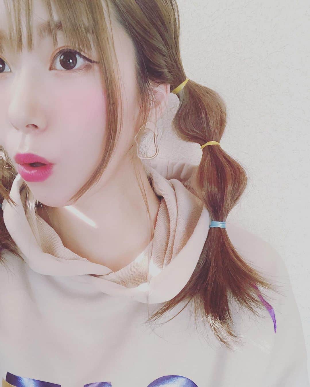 夏奈子のインスタグラム：「今日も自宅警備員。 テレビ電話もありがとう😊  ポコチャ配信と、 初恋村配信しております！ 見てねー❤️ #玉ねぎヘアー  #1分で完成 #양파머리 #ヤンパモリ」