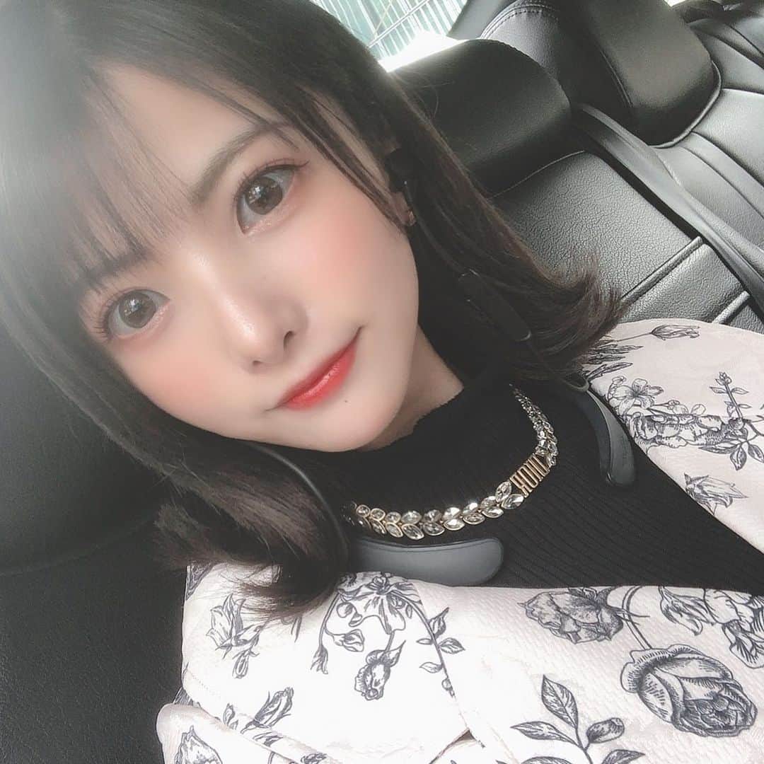 岡田栞奈のインスタグラム：「すっぴんで毎日過ごしてると 自撮りもしないので ちょっと前の顔写真載せてく〜(笑) ストーリーにあげてた1枚💗 #はやくおでかけできる日がきますように」