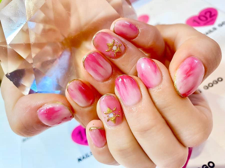 のインスタグラム：「自粛前にした 超短くした自粛ネイル💅🏼 . 今回も @nailsgogo 💋 . いつも早くて上手くて 持ちがいいから 助かってる👏🏻✨ . Footもおそろいで とろけるニュアンスネイルにしたよ💕 . 渋谷のど真ん中にあって 金曜日は朝4時まで やってて便利だよ✨ . シンプルも派手も 綺麗に仕上げてくれるよ😍 . いまなら "はるたむのインスタみた"で特典があるみたい💋 . 💜 @nailsgogo 💜 . . #ネイル　#自粛ネイル #ジェルネイル　#ニュアンスネイル　#とろけるネイル #ネイルサロン #美容 #nail #nailsgogo #jelnail #stayhome #beuty #nailsalon」