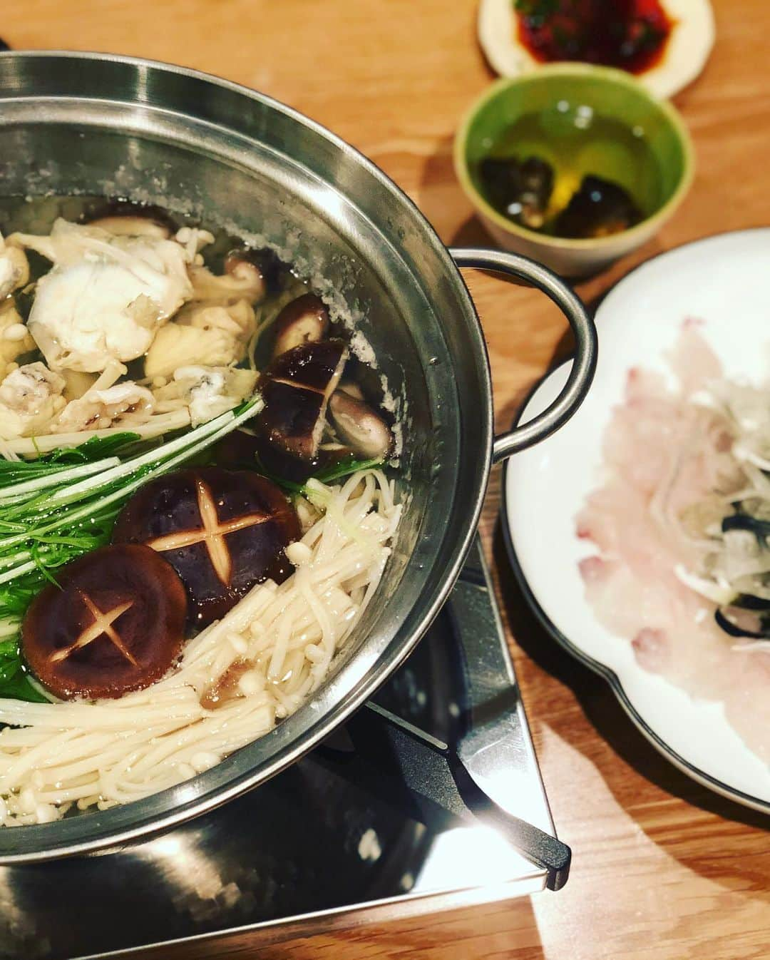 松井大輔さんのインスタグラム写真 - (松井大輔Instagram)「河豚セット  毎年正月に食べているのを 今食べに行けないのでお取り寄せ。  #シェフ男　 #切るのめちゃくちゃむずかい #ふぐ料理  #ふぐ  #料理 #cooking  #最高 #美味い #幸せ #happy #包丁 #不知火 #滋賀 #エプロン #似合わない #片付けもしよう #この間のフグセット」4月25日 18時18分 - matsuidaisuke_official