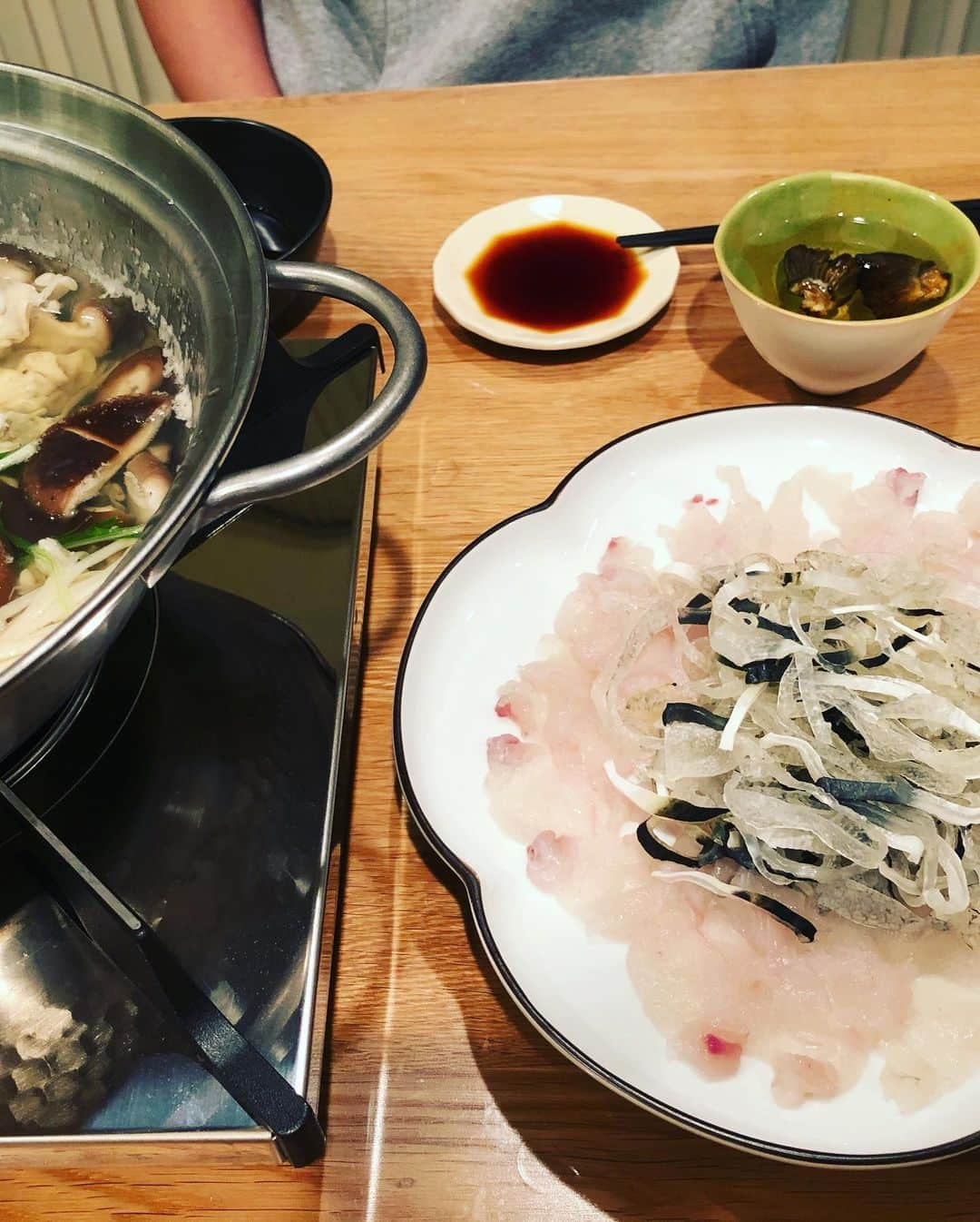 松井大輔さんのインスタグラム写真 - (松井大輔Instagram)「河豚セット  毎年正月に食べているのを 今食べに行けないのでお取り寄せ。  #シェフ男　 #切るのめちゃくちゃむずかい #ふぐ料理  #ふぐ  #料理 #cooking  #最高 #美味い #幸せ #happy #包丁 #不知火 #滋賀 #エプロン #似合わない #片付けもしよう #この間のフグセット」4月25日 18時18分 - matsuidaisuke_official