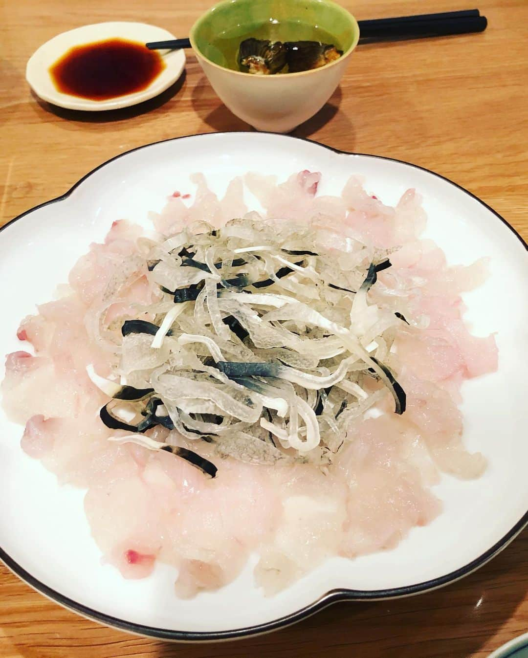 松井大輔さんのインスタグラム写真 - (松井大輔Instagram)「河豚セット  毎年正月に食べているのを 今食べに行けないのでお取り寄せ。  #シェフ男　 #切るのめちゃくちゃむずかい #ふぐ料理  #ふぐ  #料理 #cooking  #最高 #美味い #幸せ #happy #包丁 #不知火 #滋賀 #エプロン #似合わない #片付けもしよう #この間のフグセット」4月25日 18時18分 - matsuidaisuke_official