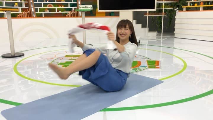 南條早紀のインスタグラム：「タオル腹筋！ . きょうの#フルサタ でご紹介した おうち時間充実企画の運動！ タオルを使った腹筋運動です🥰 . . Vの字になり、タオルを持ったら なわとびのように腕を動かし、 足を出し入れします！ 腹筋がピキピキしていい感じ…⚡️ . . この動きが簡単にできるようだったら タオルを半分して持って大きく動いて 負荷アップ⤴️ 逆に難しかったらタオルを使わず、 Vの字姿勢をキープするだけでもOKだそう✨ . 小さなお子さんはタオルを短めに持って 挑戦してみてくださいね💓 . . この動画は南條チャレンジver.ですが フルサタ公式アカウント@furusata_bbt では、オンエア後に 吉村アナや番組プロデューサーなど スタッフ総出で挑戦してます🤣 いや〜、大の大人が盛り上がりました。笑 ぜひご覧くださいね🌟 . . そしてそして。 この週末はお天気が良いみたいですが、 ぐっと辛抱してお外には出ず おうち時間を楽しみましょうね🥰 . . . #富山 #富山県 #富山市 #toyama #自宅 #筋肉体操 #腹筋トレーニング  #タオル #筋トレ #簡単 #トレーニング #意外と #難易度高め #🤔 #親子で楽しむ #おうち時間 #挑戦 #スタッフ総出 #全力チャレンジ #がんばろう富山 #アナウンサー #南條早紀」