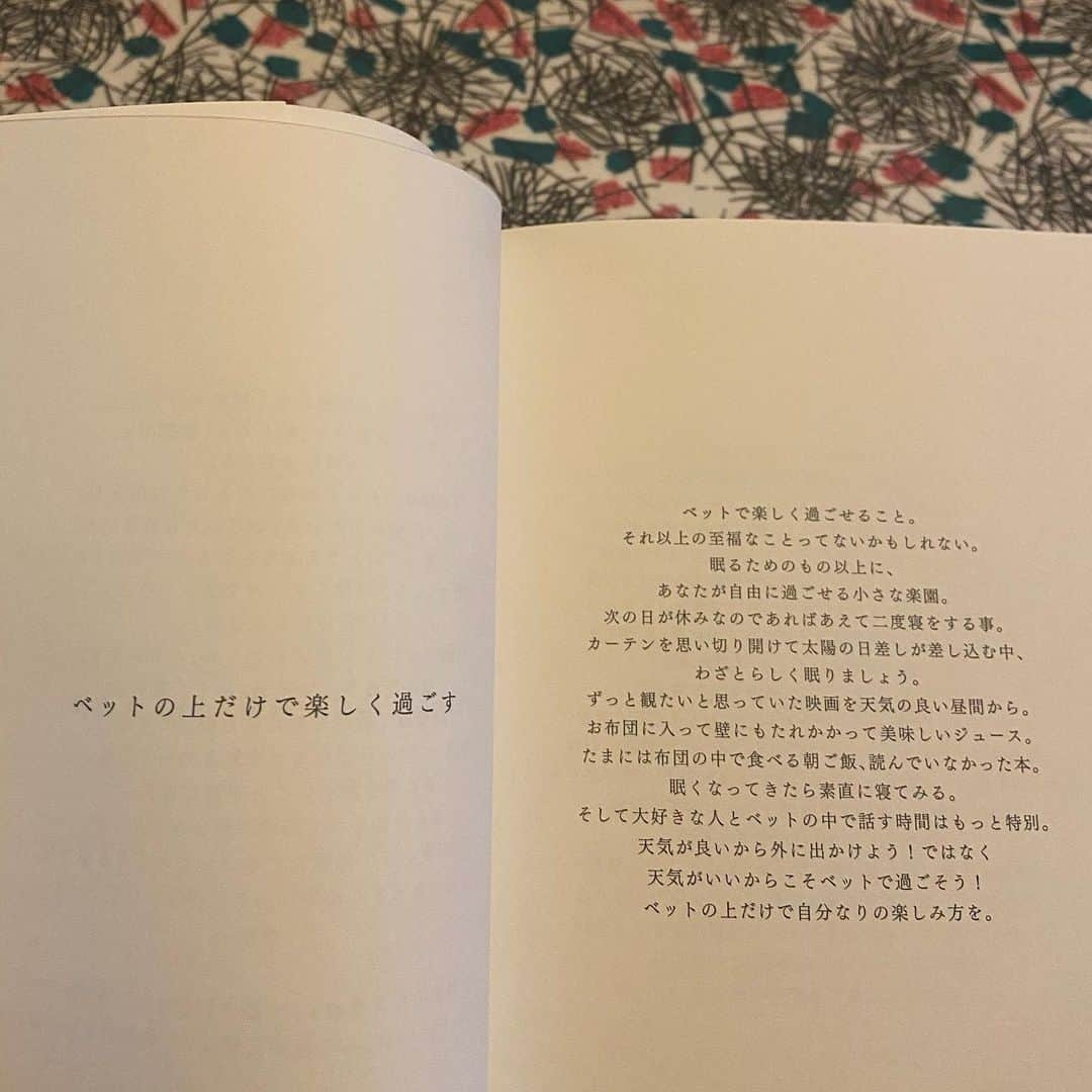 ラブリさんのインスタグラム写真 - (ラブリInstagram)「・ ２年前に私が書いた本なんですが今だからこそ読んでもらいたいと久しぶりに本を開くとそう思いました。毎日の日常を101個に分けて書いてあります。体験できること、考えることができること、など多種多様です🧘‍♀️🌍🧘‍♀️ 是非読んでみてください。ちなみに私はAmazonであの人に渡したいなって思う時に買ってます。  今も次の本に向けて執筆中でございます。  #私が私のことを明日少しだけ好きになれる101のこと」4月25日 18時19分 - loveli_official