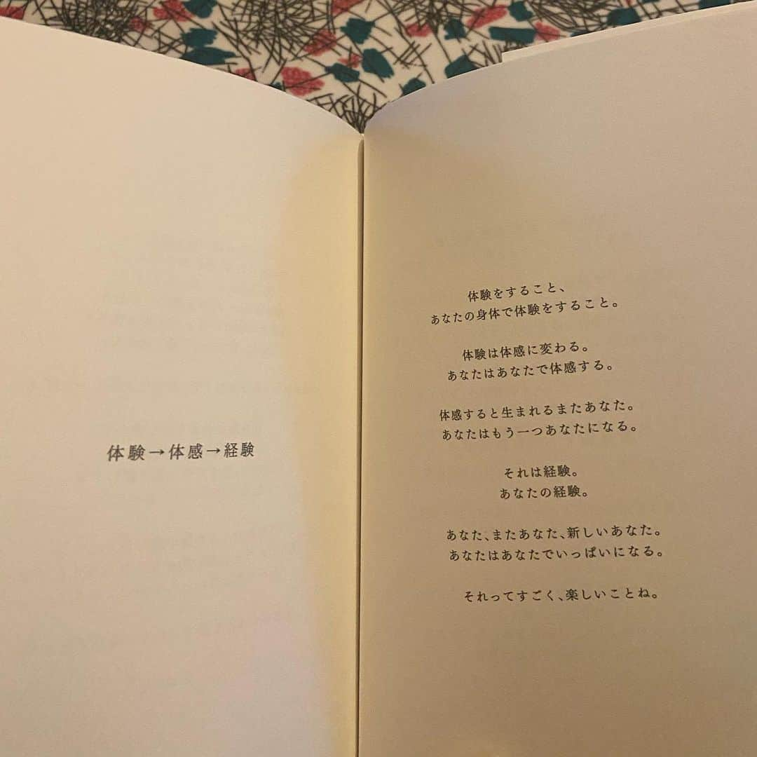 ラブリさんのインスタグラム写真 - (ラブリInstagram)「・ ２年前に私が書いた本なんですが今だからこそ読んでもらいたいと久しぶりに本を開くとそう思いました。毎日の日常を101個に分けて書いてあります。体験できること、考えることができること、など多種多様です🧘‍♀️🌍🧘‍♀️ 是非読んでみてください。ちなみに私はAmazonであの人に渡したいなって思う時に買ってます。  今も次の本に向けて執筆中でございます。  #私が私のことを明日少しだけ好きになれる101のこと」4月25日 18時19分 - loveli_official