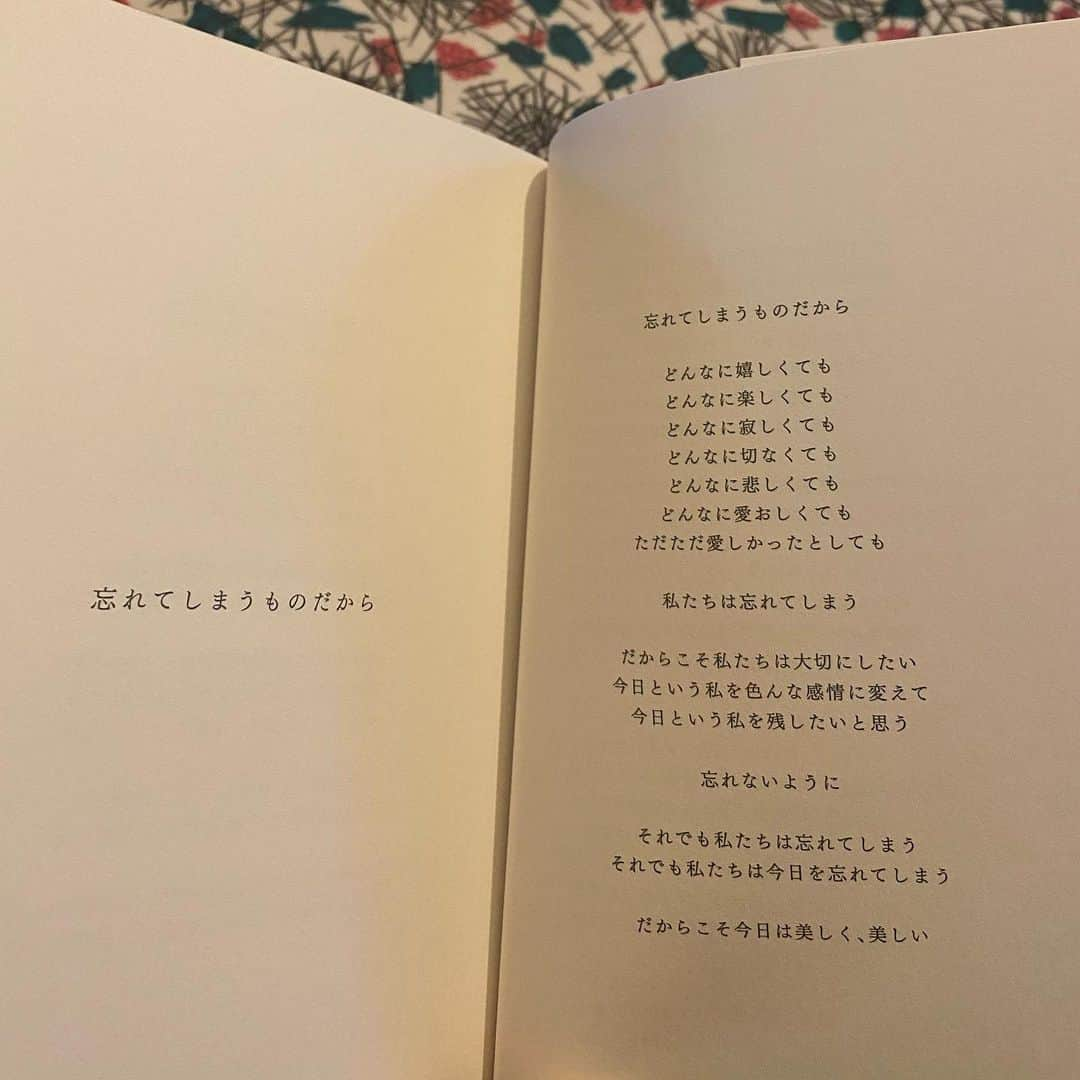 ラブリさんのインスタグラム写真 - (ラブリInstagram)「・ ２年前に私が書いた本なんですが今だからこそ読んでもらいたいと久しぶりに本を開くとそう思いました。毎日の日常を101個に分けて書いてあります。体験できること、考えることができること、など多種多様です🧘‍♀️🌍🧘‍♀️ 是非読んでみてください。ちなみに私はAmazonであの人に渡したいなって思う時に買ってます。  今も次の本に向けて執筆中でございます。  #私が私のことを明日少しだけ好きになれる101のこと」4月25日 18時19分 - loveli_official