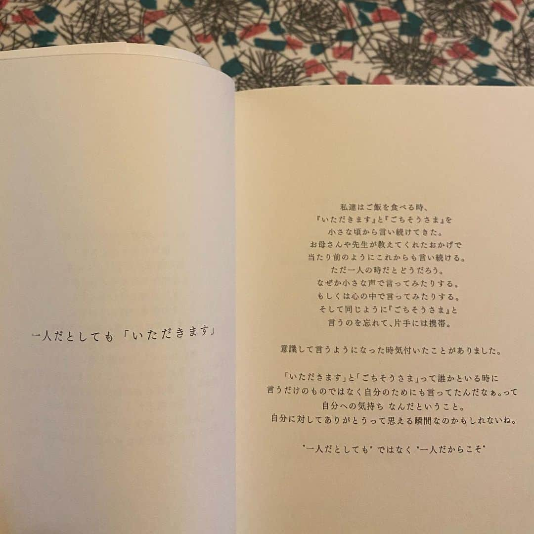 ラブリさんのインスタグラム写真 - (ラブリInstagram)「・ ２年前に私が書いた本なんですが今だからこそ読んでもらいたいと久しぶりに本を開くとそう思いました。毎日の日常を101個に分けて書いてあります。体験できること、考えることができること、など多種多様です🧘‍♀️🌍🧘‍♀️ 是非読んでみてください。ちなみに私はAmazonであの人に渡したいなって思う時に買ってます。  今も次の本に向けて執筆中でございます。  #私が私のことを明日少しだけ好きになれる101のこと」4月25日 18時19分 - loveli_official