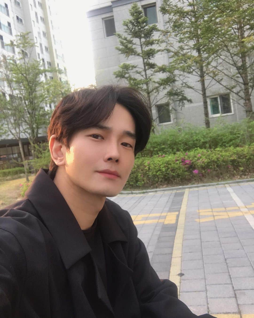 オン・ジュワンのインスタグラム：「주말 잘 보내길🙏 오랜만에 안부인사겸 왼쪽 오른쪽 다 올려봄 다들 일교차크고 밤바람 찬데 감기조심~ 날씨는 좋음~」