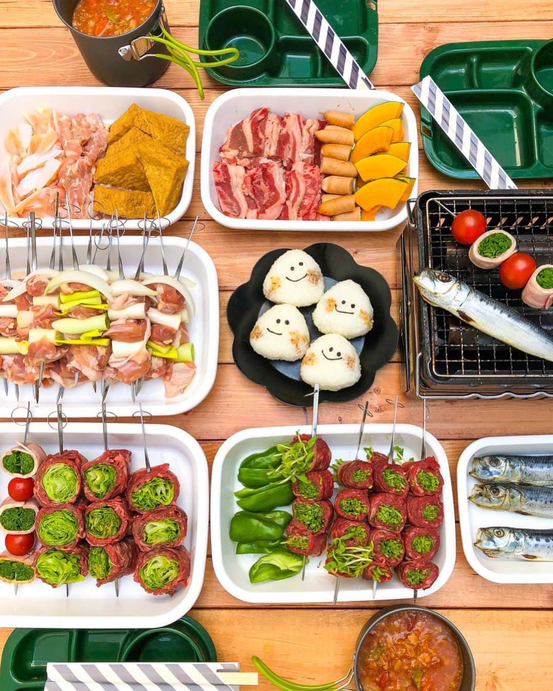 のインスタグラム：「2020.4.25 . . お休みの日はおうちBBQ 買い物にも行けないので家にあるもので𓀠 レタスや豆苗をお肉で巻いたりして何とか材料を揃えました . 野菜のおかげでお腹いっぱいです… . お久しぶりのメメ子登場でした𓃠 . . . . . . . . . . 【使って良かったモノや愛用品は楽天roomでご紹介してます𒐁プロフィールのURLから飛んでいけます✈︎】 炉端焼き器など載せてます . . #おうちBBQ#BBQ#焼肉#おうち焼肉#焼鳥#おうち焼鳥#中庭のある家#ベランピング#おうちキャンプ#おうちごはん#おうちごはんlover#おうち時間#テラス#terrace#デコごはん#デコおにぎり#バーベキュー#キャンプ#外ごはん#外出自粛中の過ごし方#コロナに負けるな#おうち時間を楽しむ#中庭でbbq#にゃんすたぐらむ#ふわもこ部#猫のいる暮らし#americanshorthair#猫#cat」