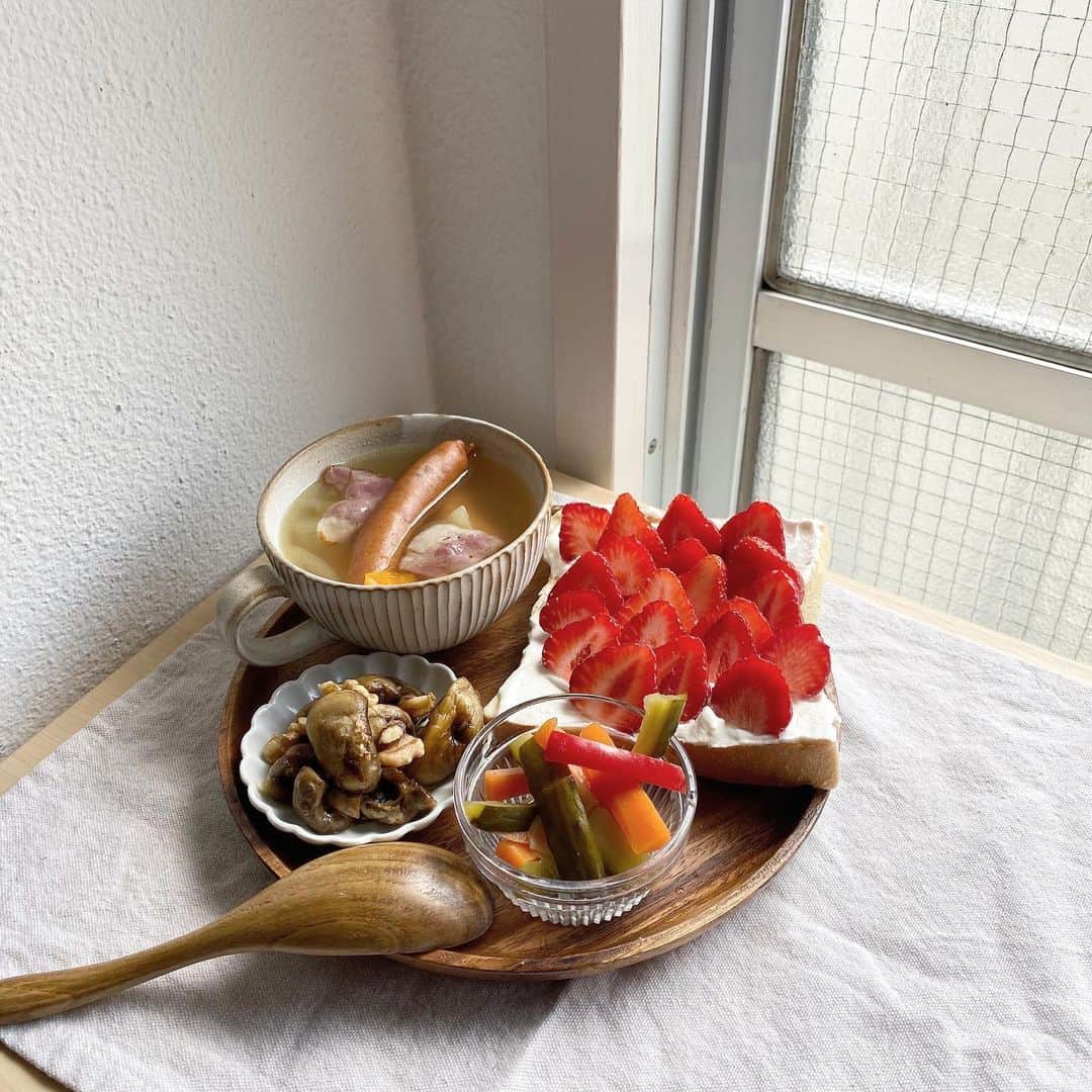 菅野梓のインスタグラム：「.﻿ わたし的気合いのおうちごはん🍽﻿ 左前謎のやつはキノコのアヒージョ🍄﻿ .﻿ #おうちごはん」