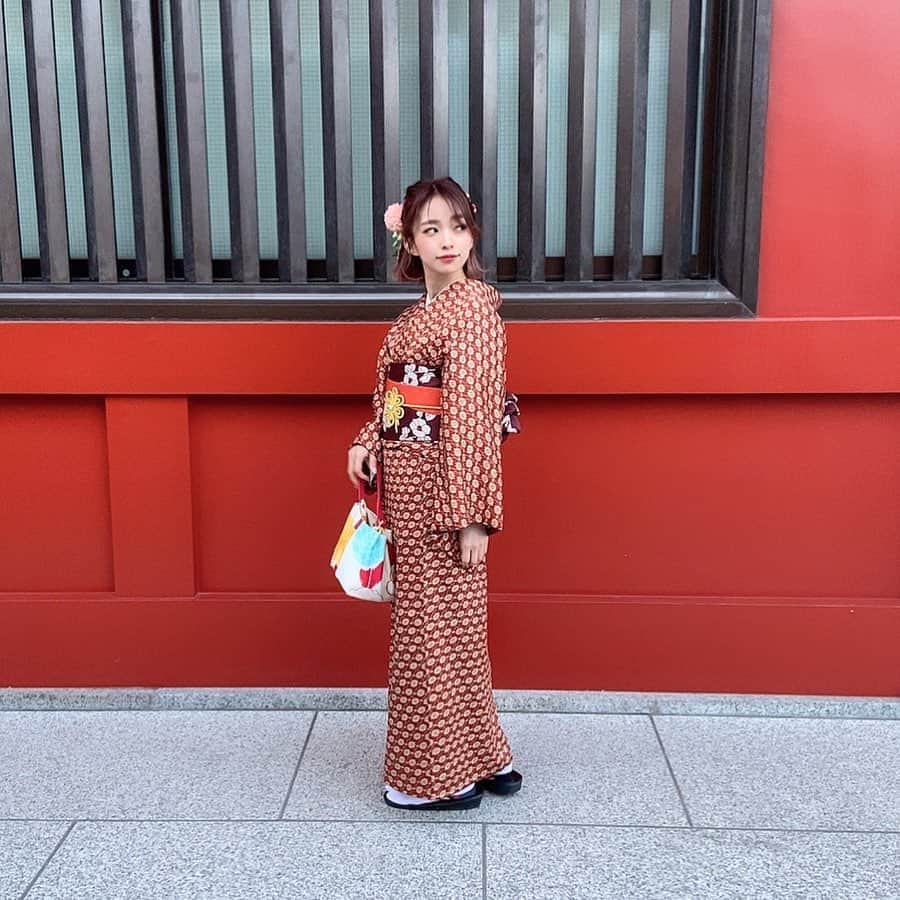塩川裕美のインスタグラム：「. 𝙸𝚗 𝙰𝚂𝙰𝙺𝚄𝚂𝙰 . . ひたすら食べてた旅だったな☀︎ . . . . #過去ピク #学生最後 #東京観光 #東京 #浅草食べ歩き #着物女子 #浅草着物レンタル #卒業旅行 #雷門 #kimonogirl #kimono #asakusatokyo #japan_of_insta」