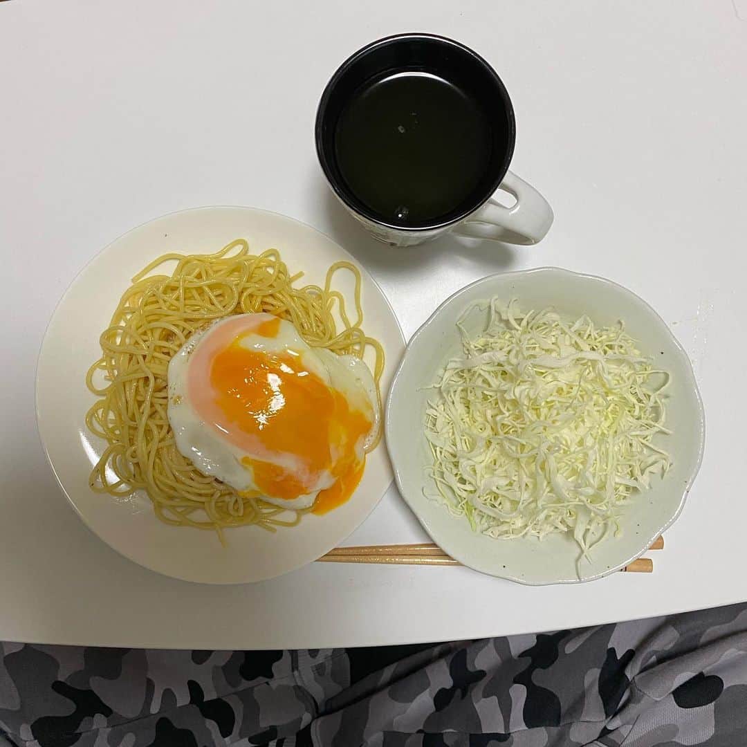 小田幸平のインスタグラム：「今日はパスタ作ったつもりだけど焼きそばみたいになってしまいました。ちゃんとパスタ茹でて一応塩とか胡椒とか色々混ぜてみました。美味しいかどうかわからんけど、頂きま〜す。#晩ごはん#パスタ#キャベツ#愛媛マンダリンパイレーツ#読売ジャイアンツ#中日ドラゴンズ#はげch#料理疲れる」